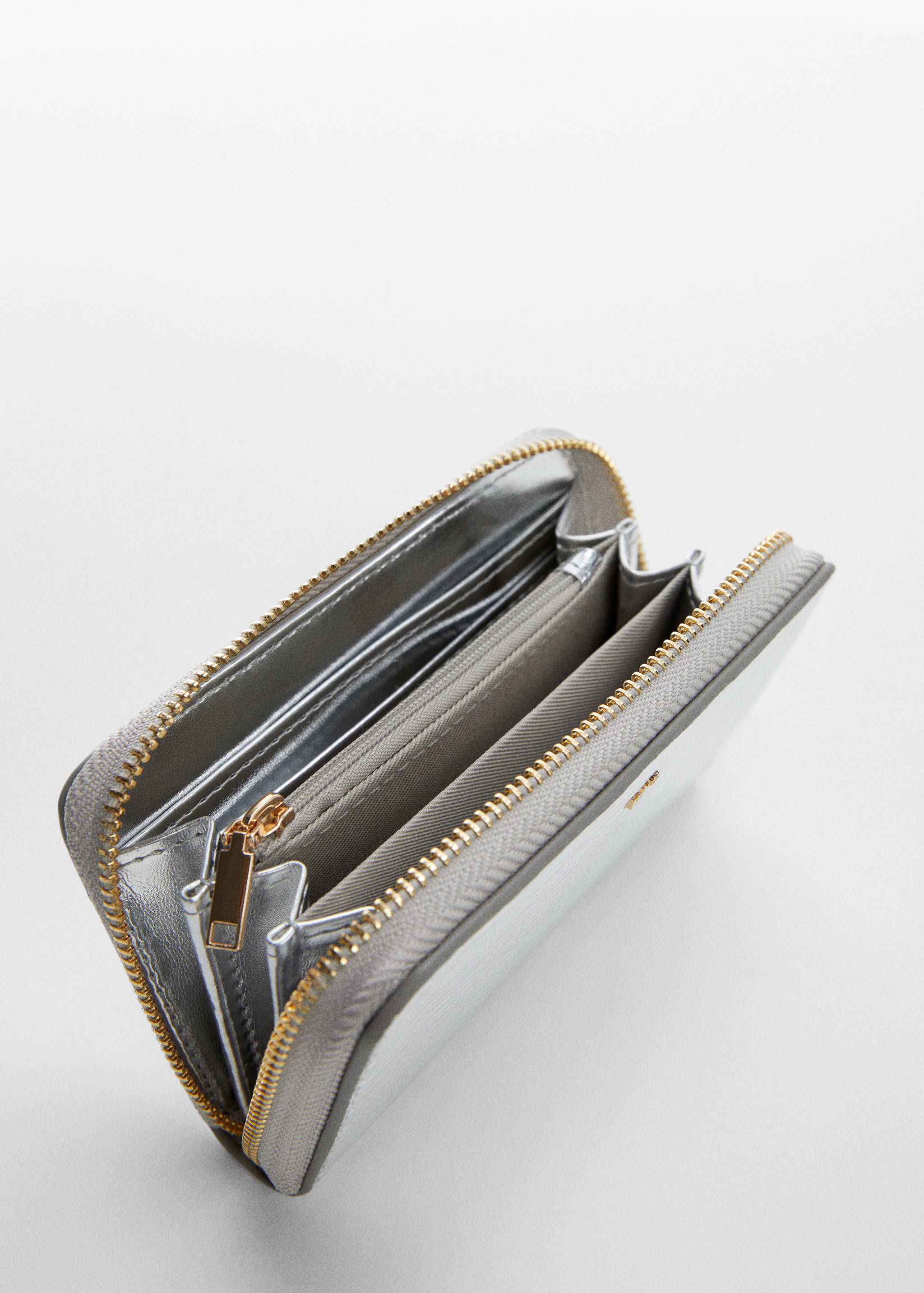 Textured wallet with embossed logo - Details of the article 1