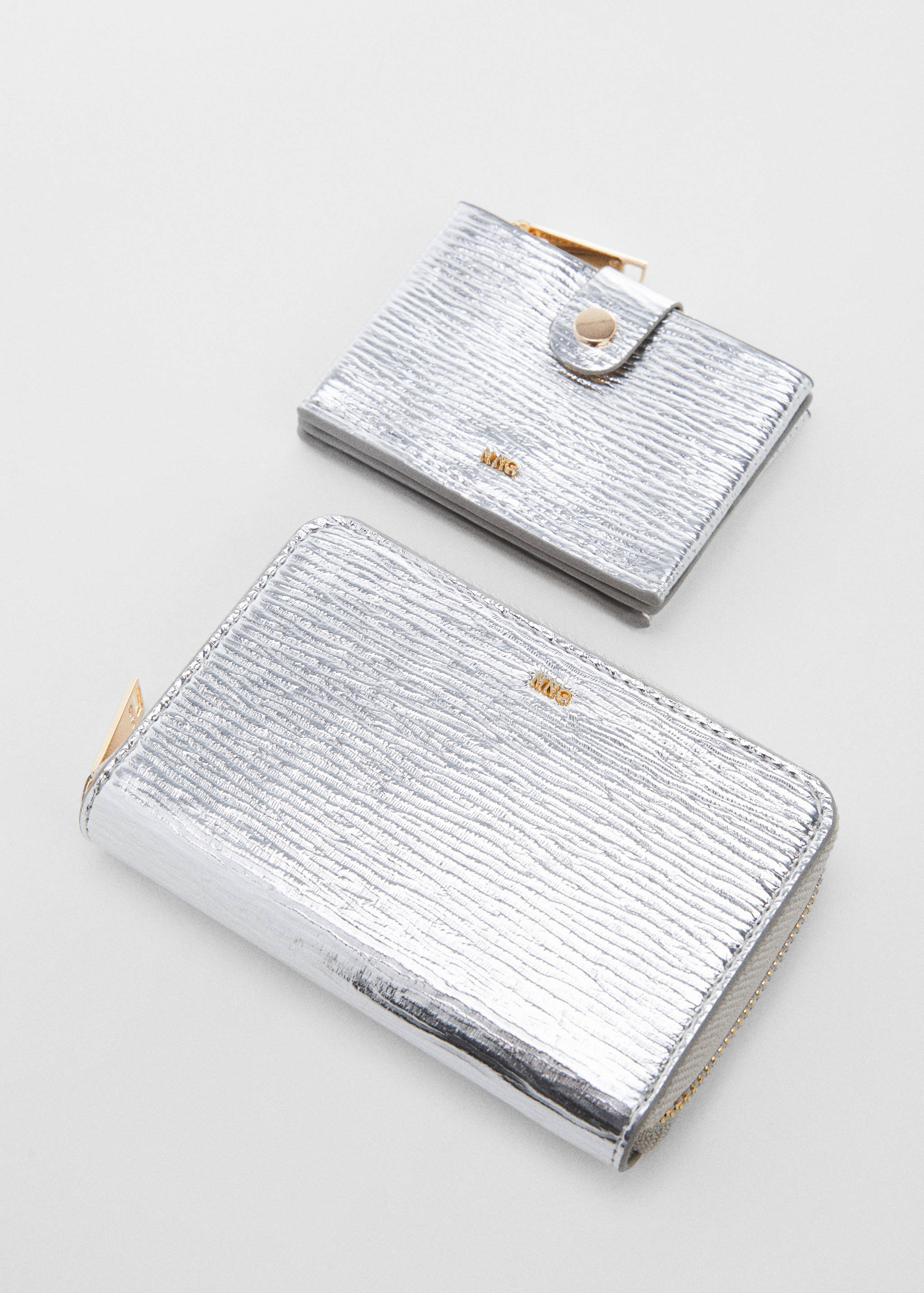 Textured wallet with embossed logo - Details of the article 3