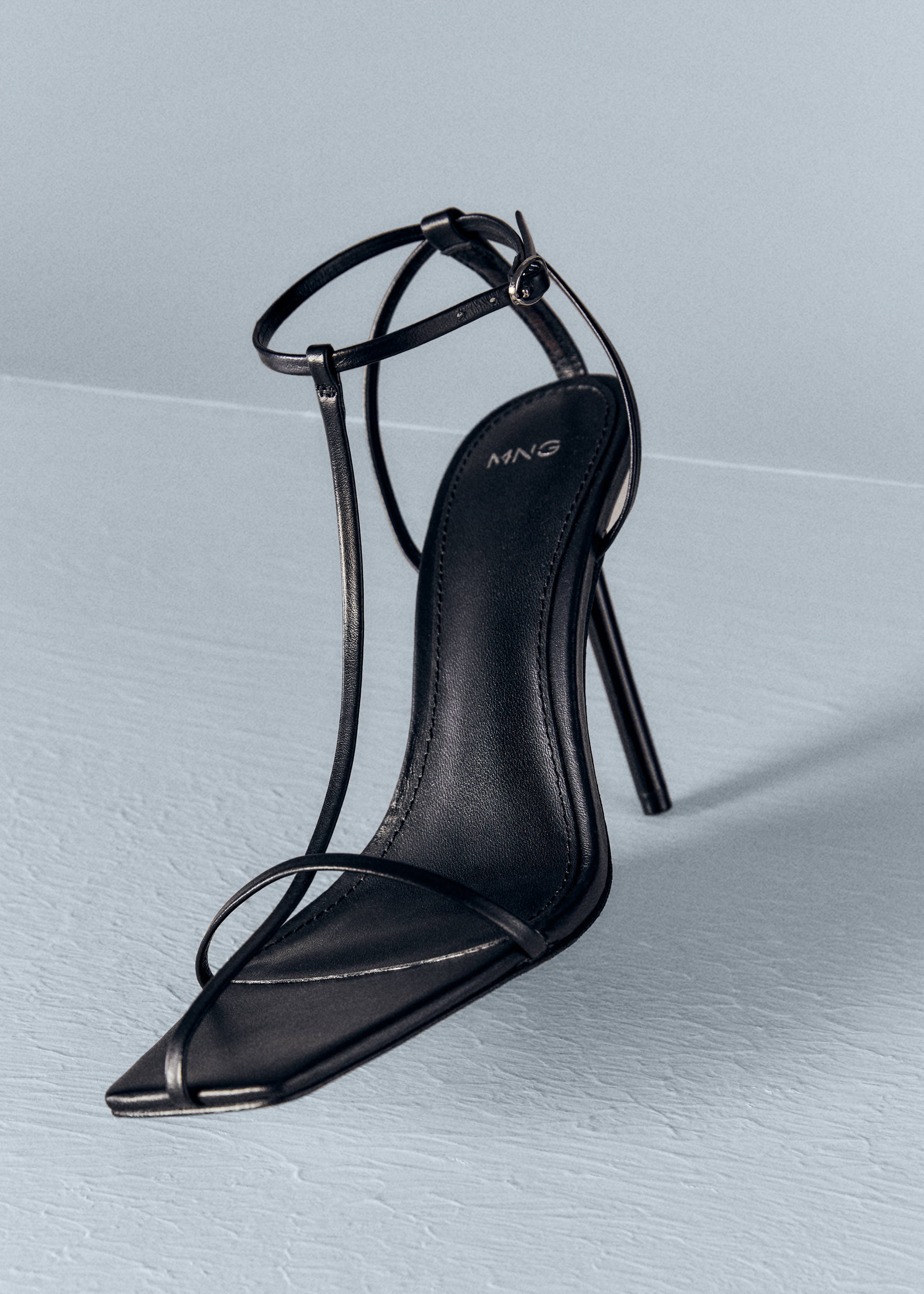 Heeled leather sandals with straps - Details of the article 2