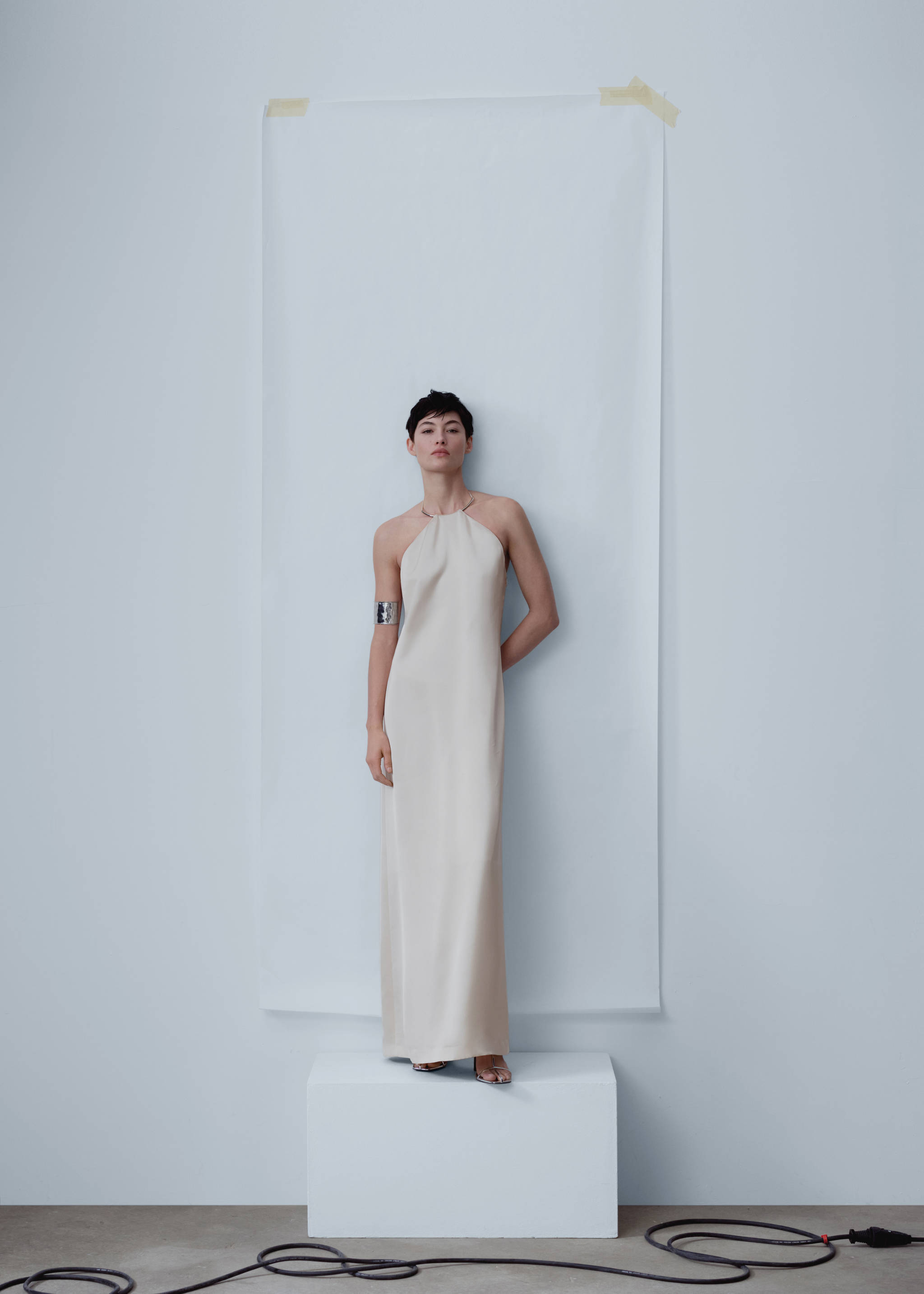 Vestido satinado cuello rígido - Plano general