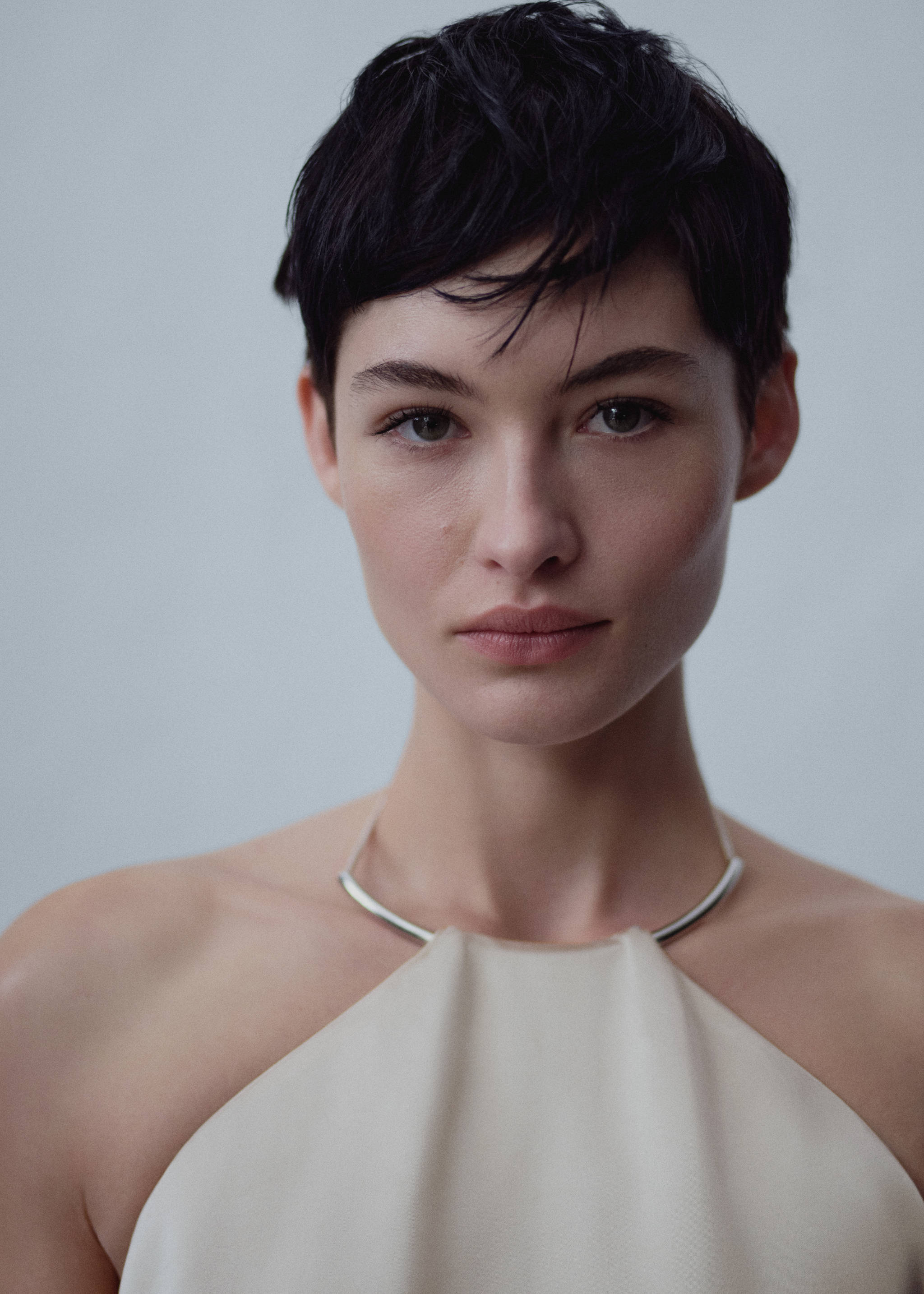 Vestido satinado cuello rígido - Plano medio