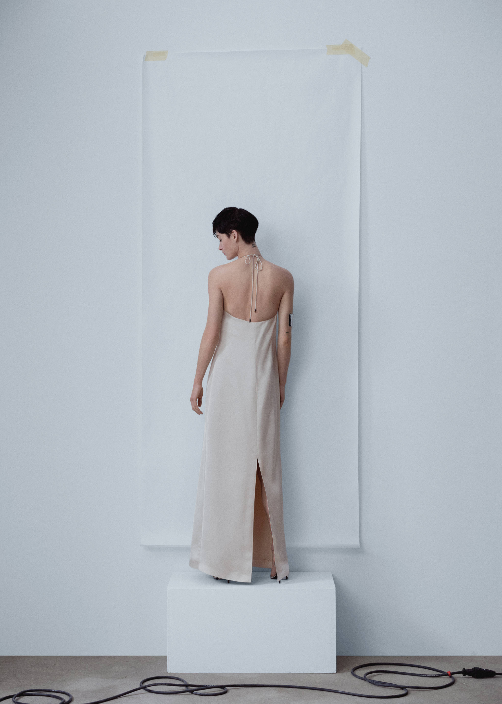 Vestido satinado cuello rígido - Reverso del artículo