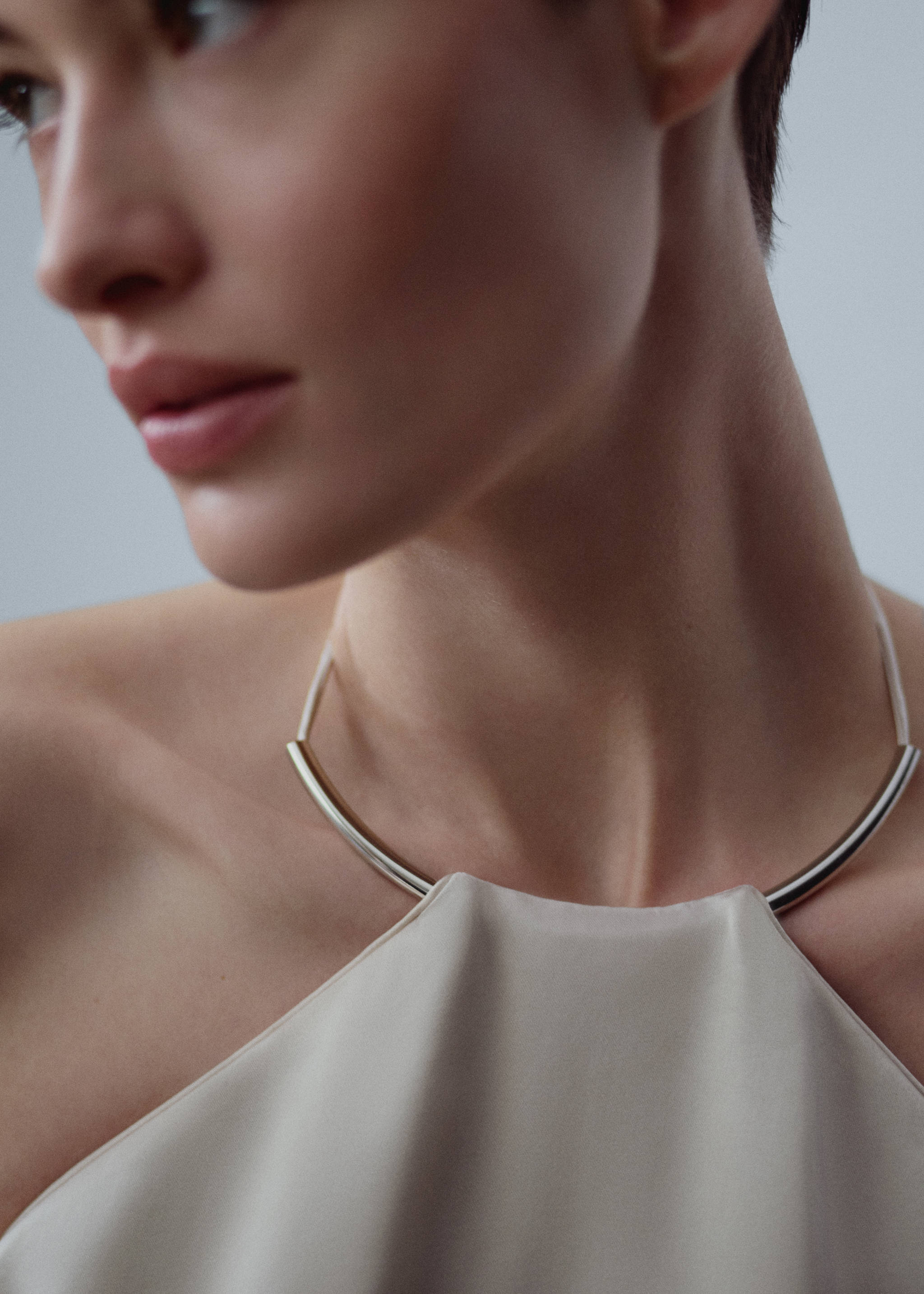 Vestido satinado cuello rígido - Detalle del artículo 1