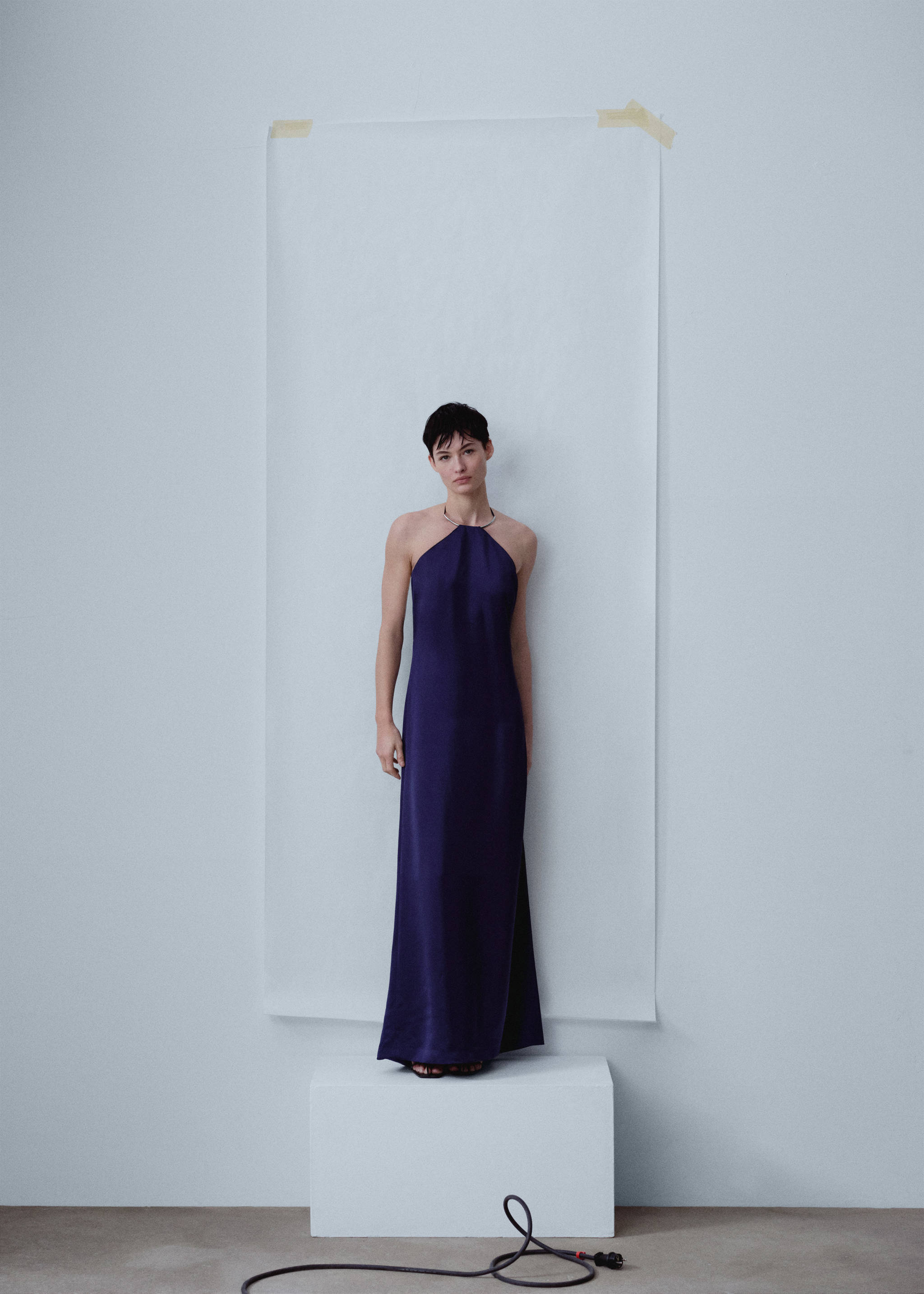 Vestido satinado cuello rígido - Plano general