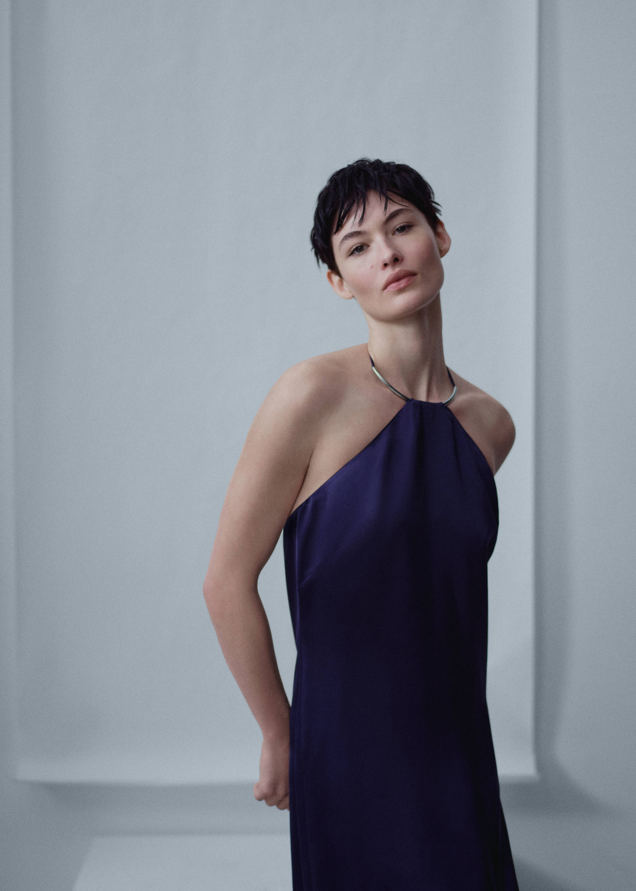 Vestido satinado cuello rígido - Plano medio