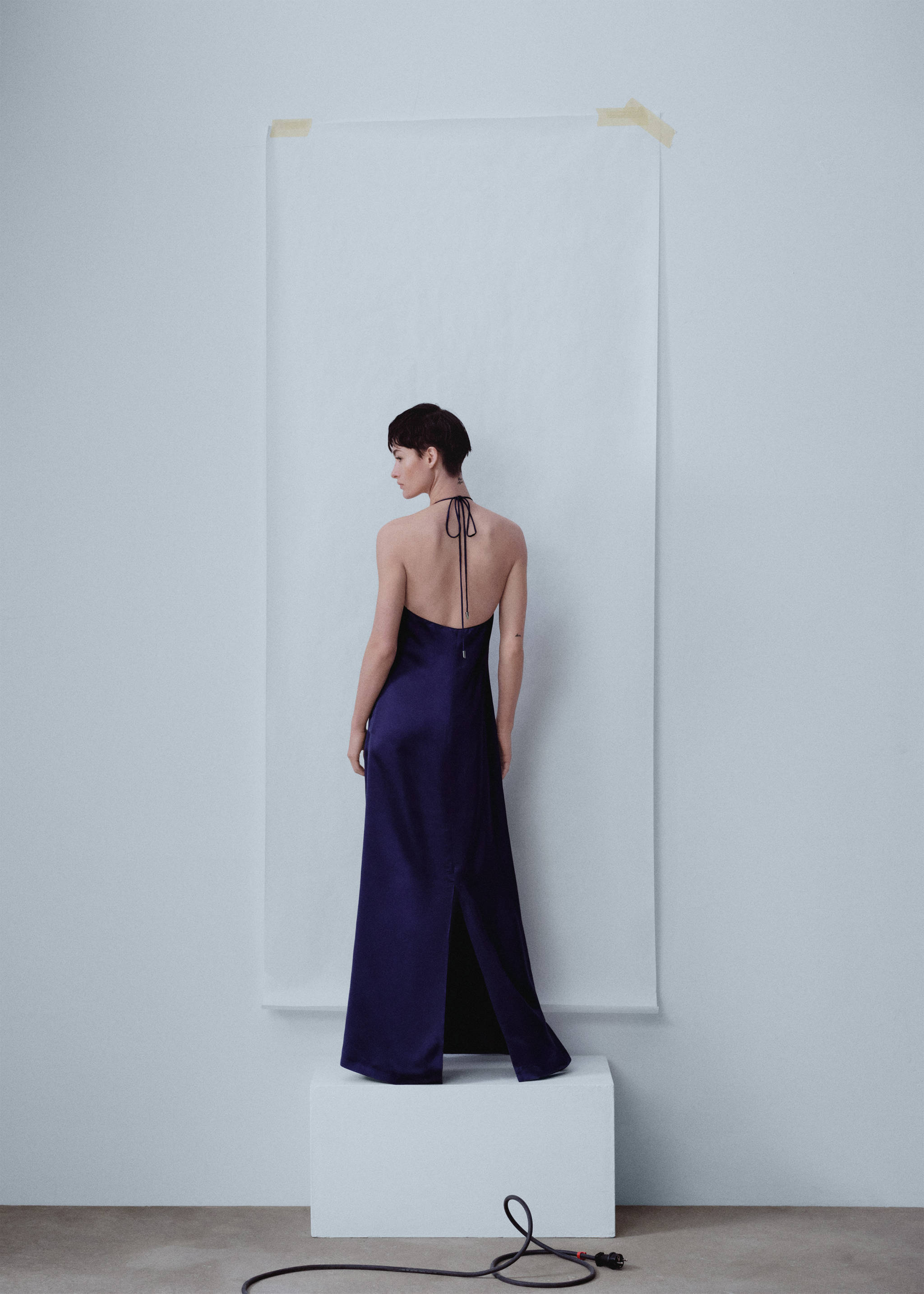 Vestido satinado cuello rígido - Reverso del artículo