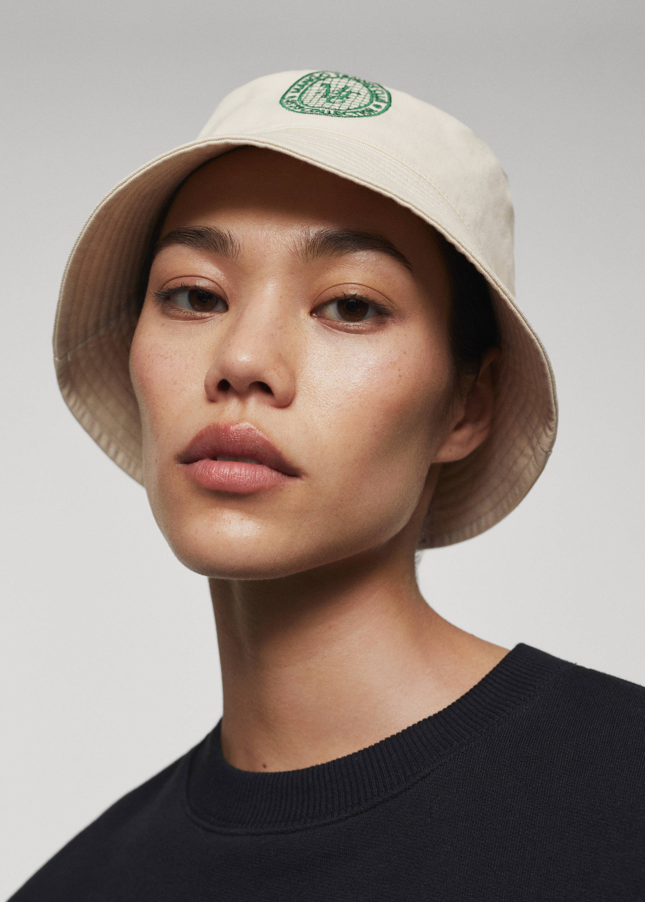 Embroidered bucket hat - General plane