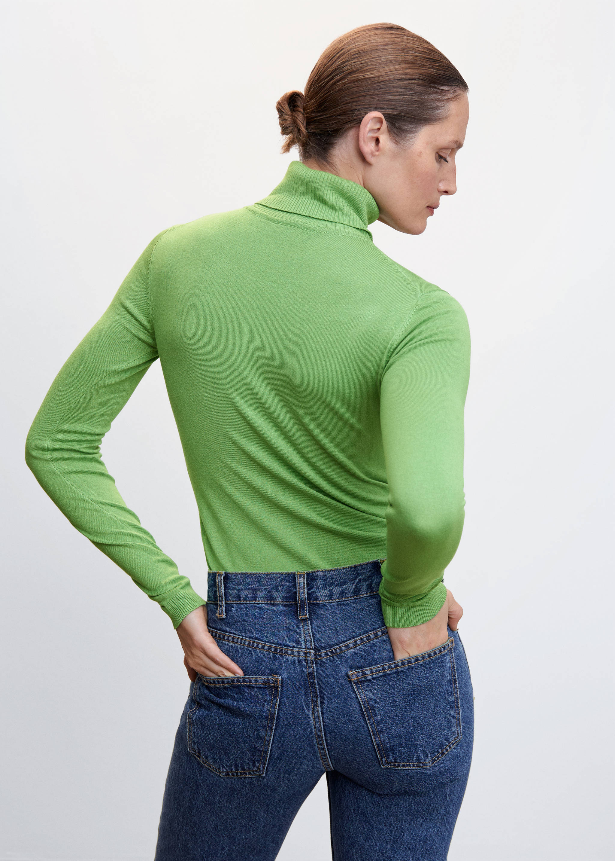 Fine-knit turtleneck sweater - Reverse of the article