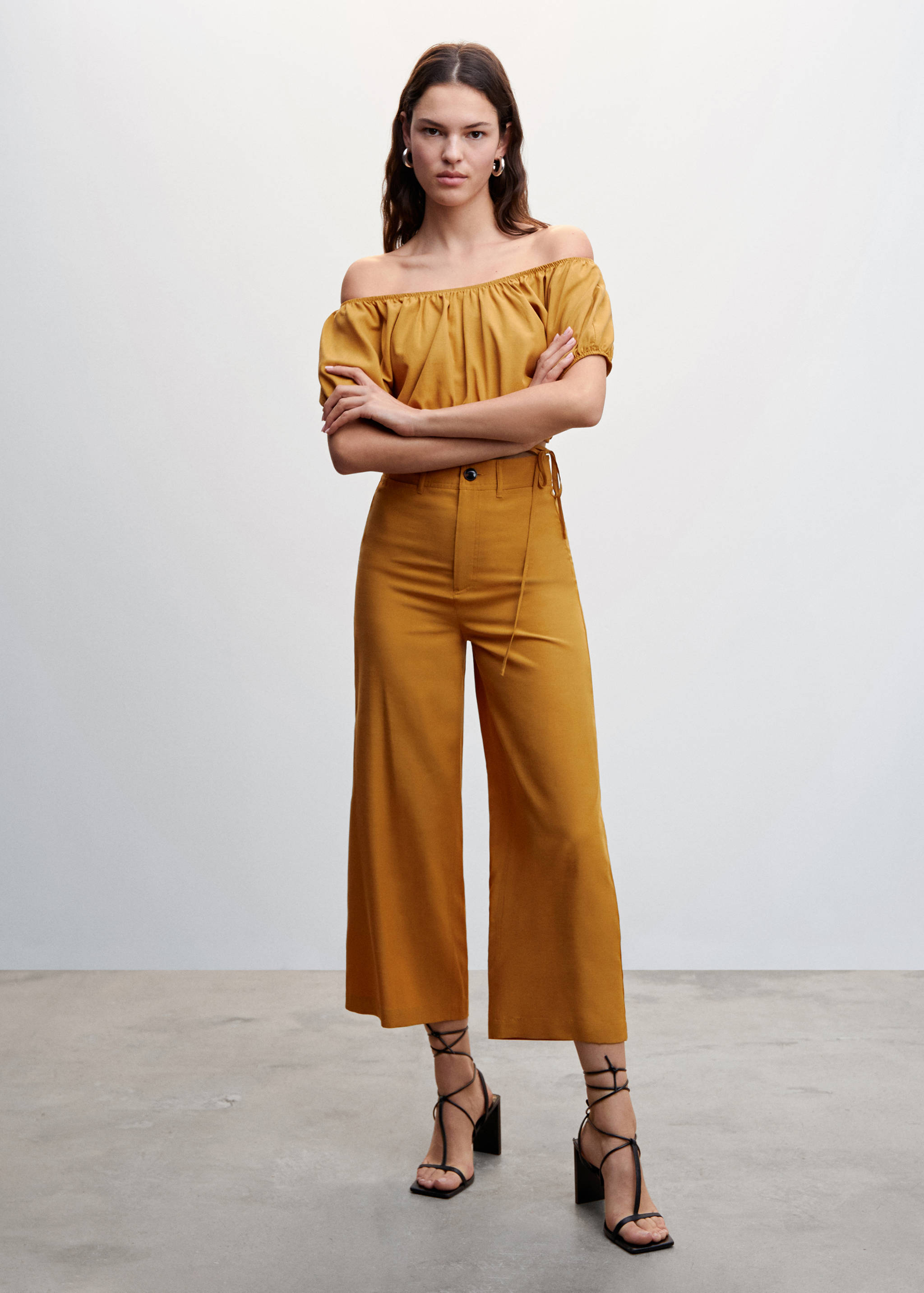 Pantalón crop tiro alto - Plano general