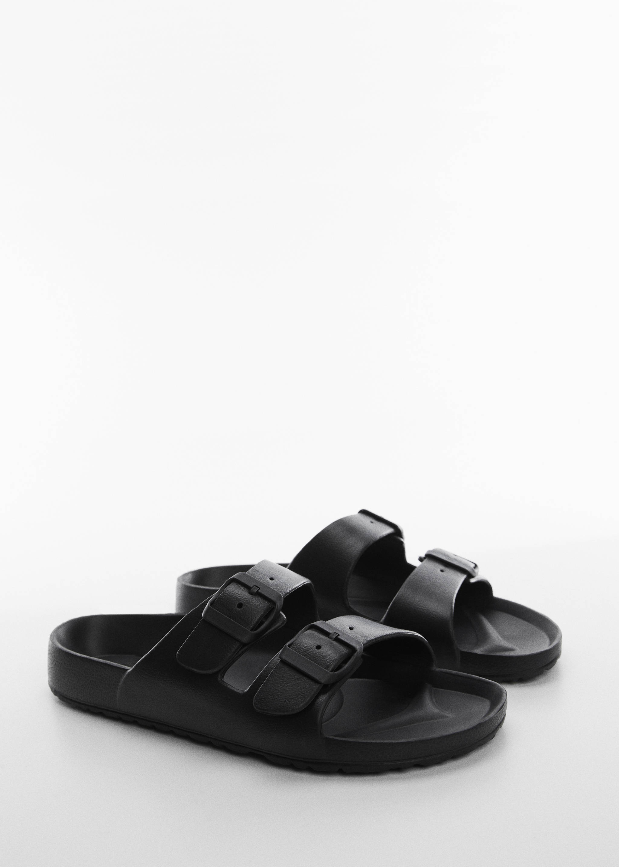 Резиновые сандалии с пряжкой - Средний план