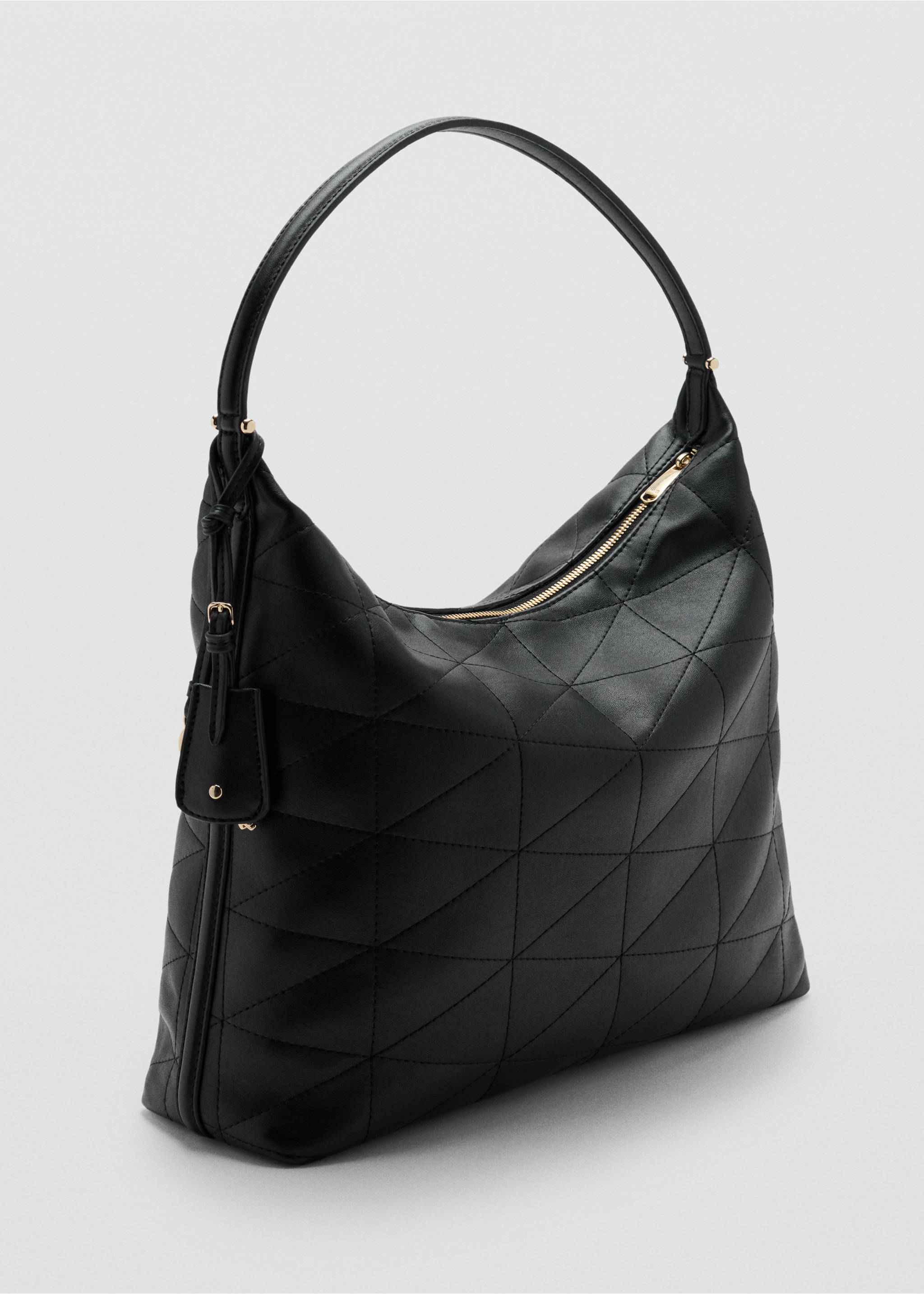 Bolso de hombro acolchado geométrico en color negro con detalles metálicos en tono dorado., Negro. Ref: 47081338-00.