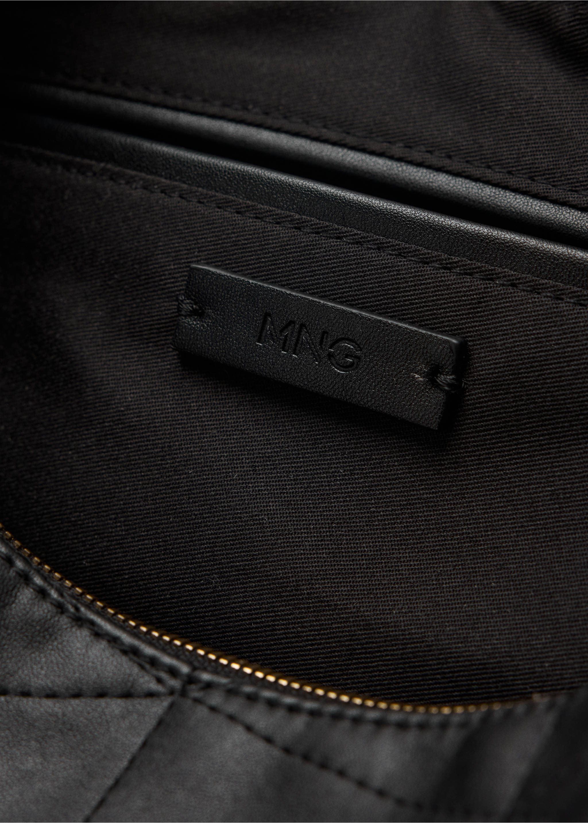 Detalle del forro interior y etiqueta de marca de un bolso saco negro., Negro. Ref: 47081338-00.