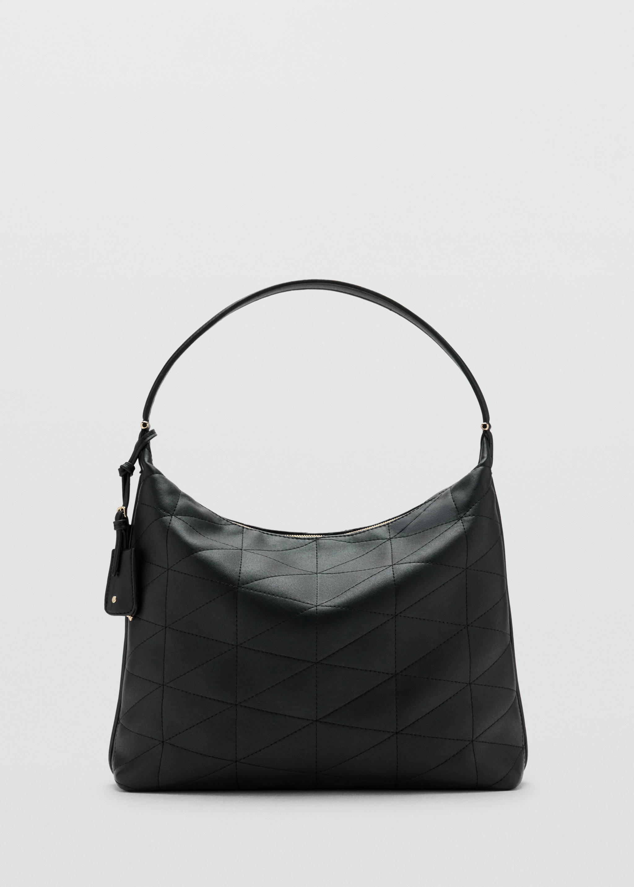 Bolso saco negro con asa corta y pespuntes geométricos.
