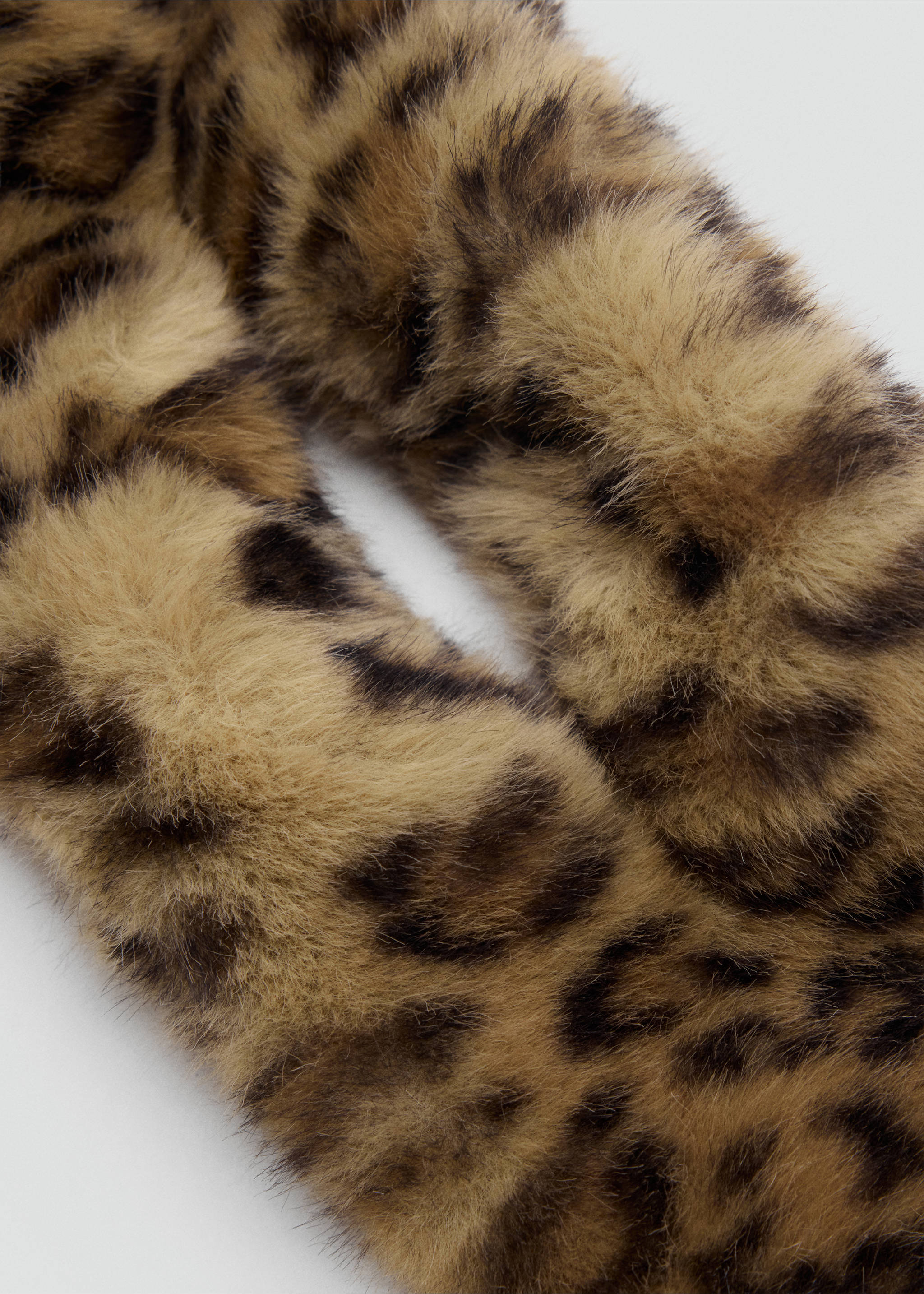Leopard print faux-fur scarf in close-up., Brown. Ref: 47081357-00.