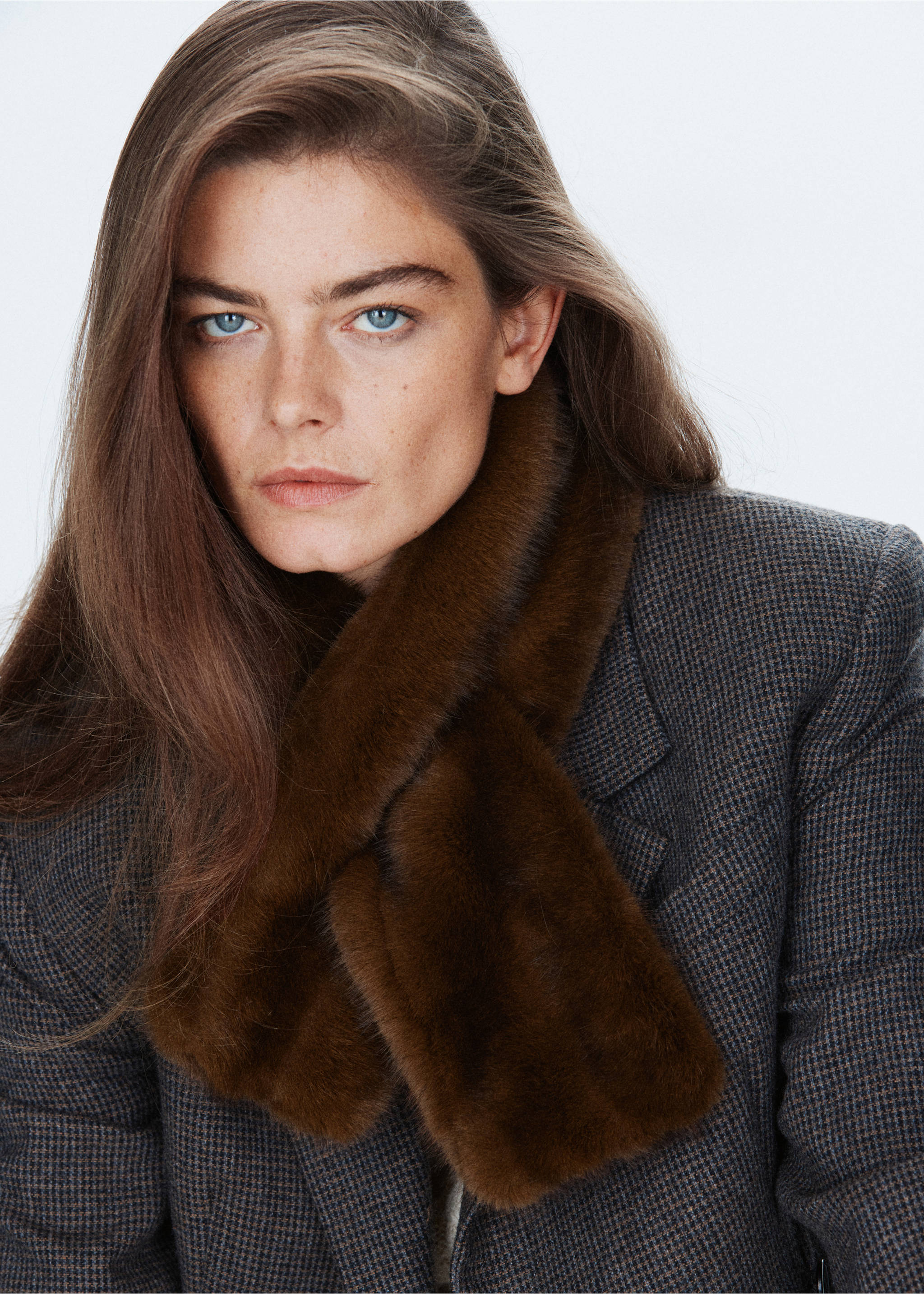 Dark brown faux-fur scarf worn around the neck., Chocolate. Ref: 47081357-00.