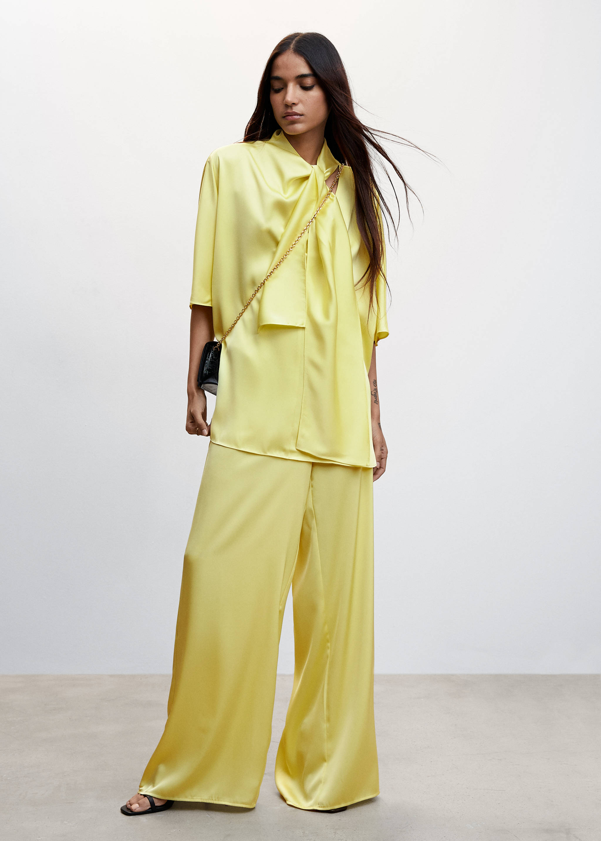 Атласная блузка с бантом - Общий план