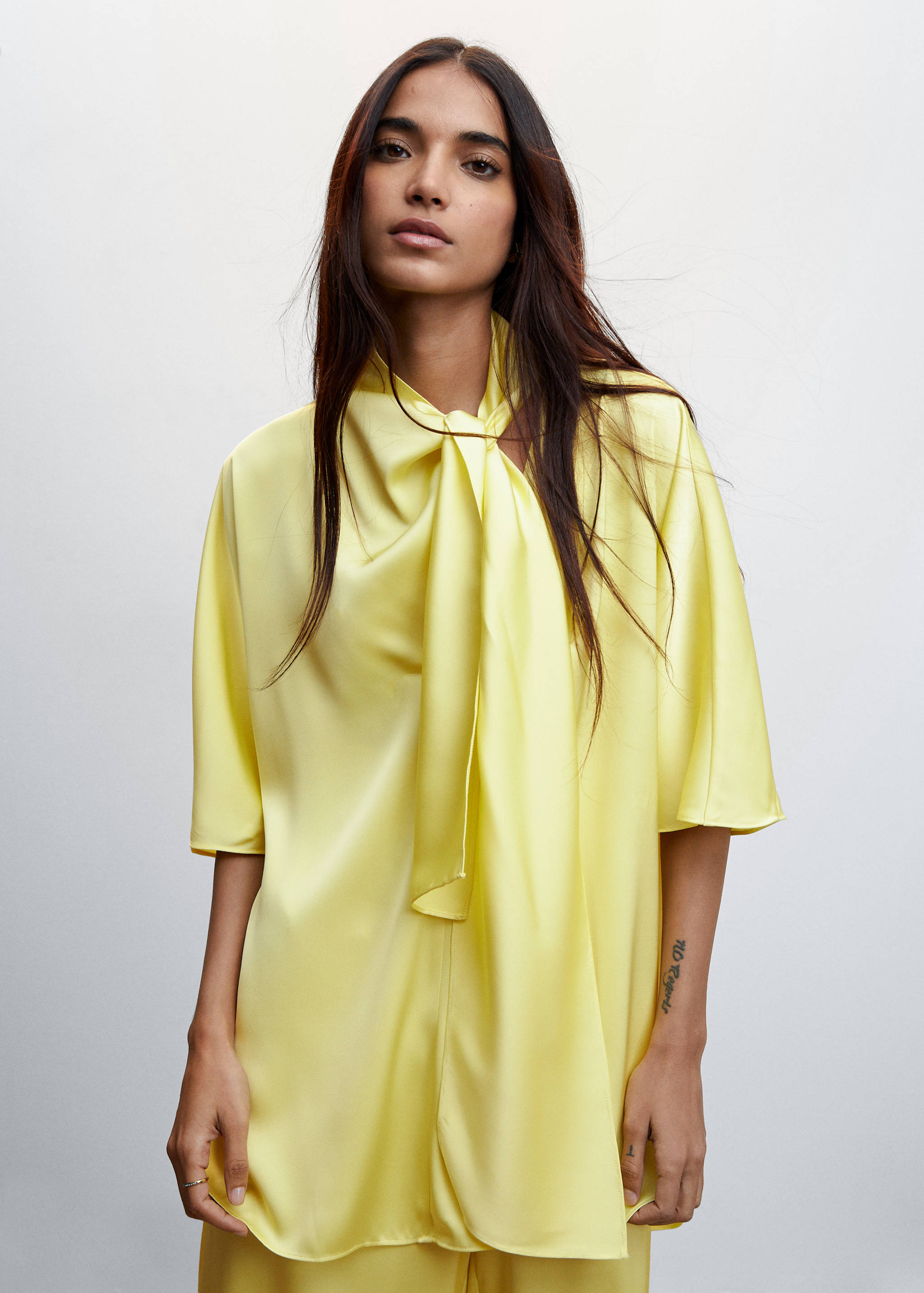 Атласная блузка с бантом - Средний план