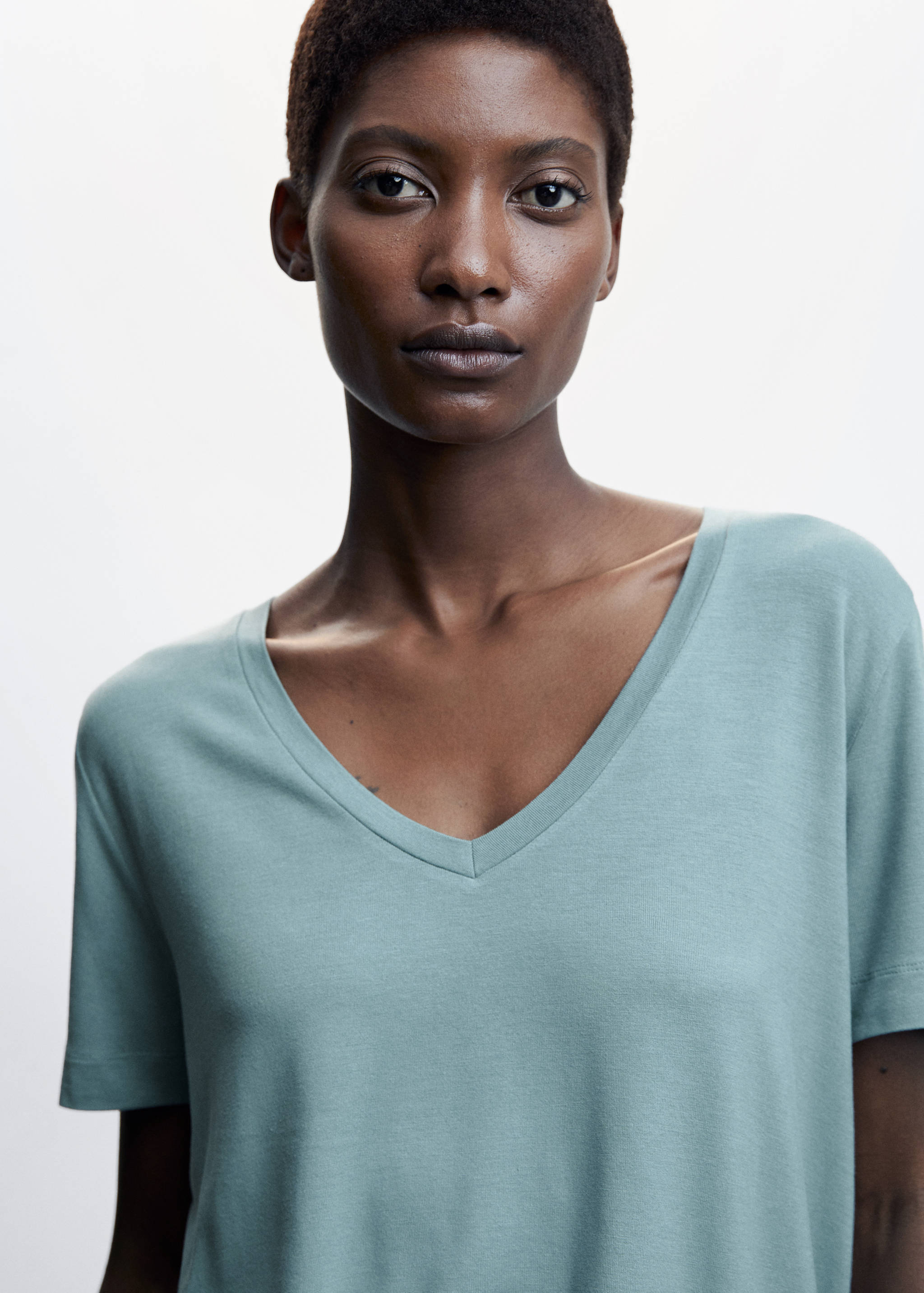 T-shirt fluide col V - Détail de l'article 1