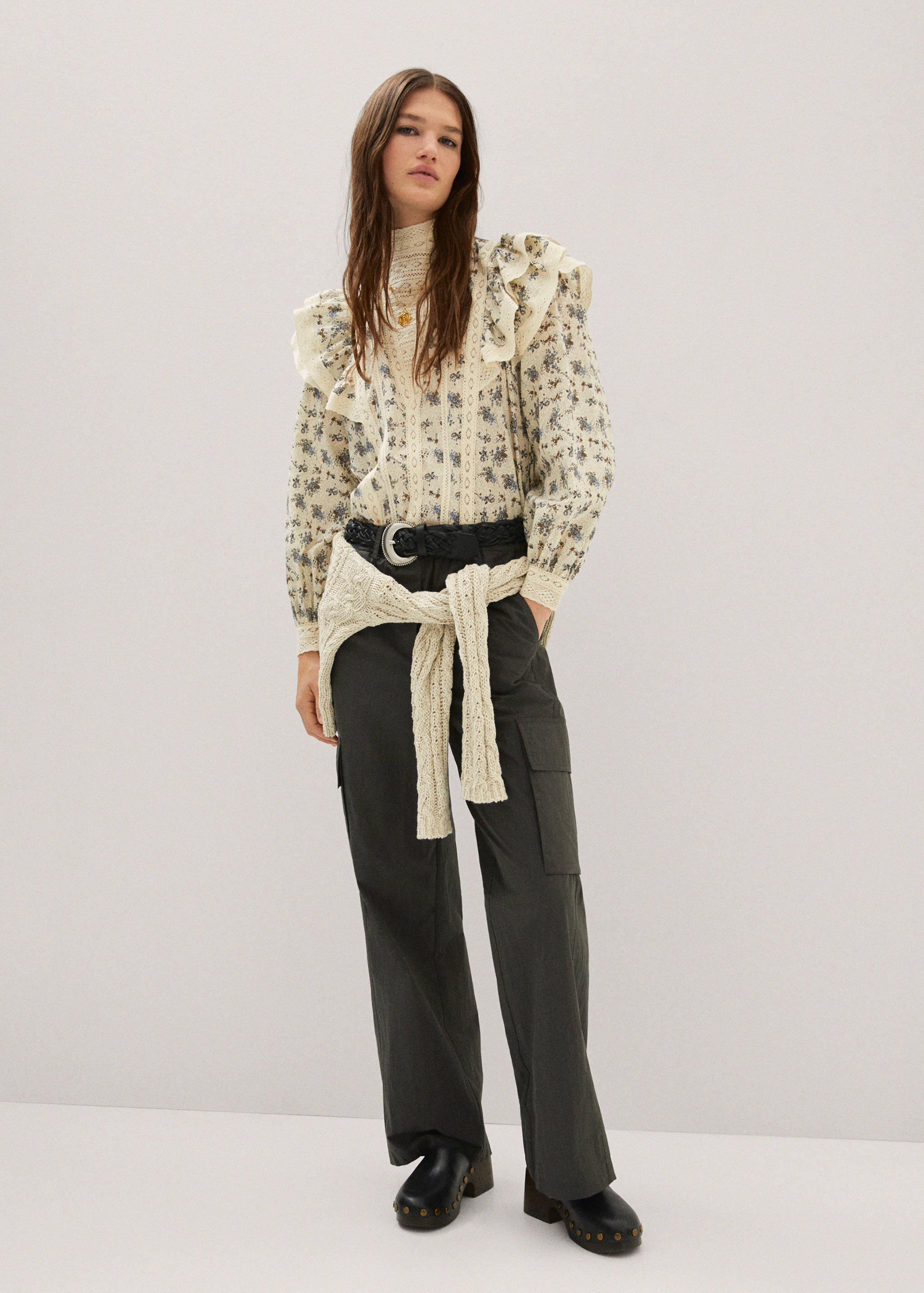 Брюки-карго с карманами - Общий план