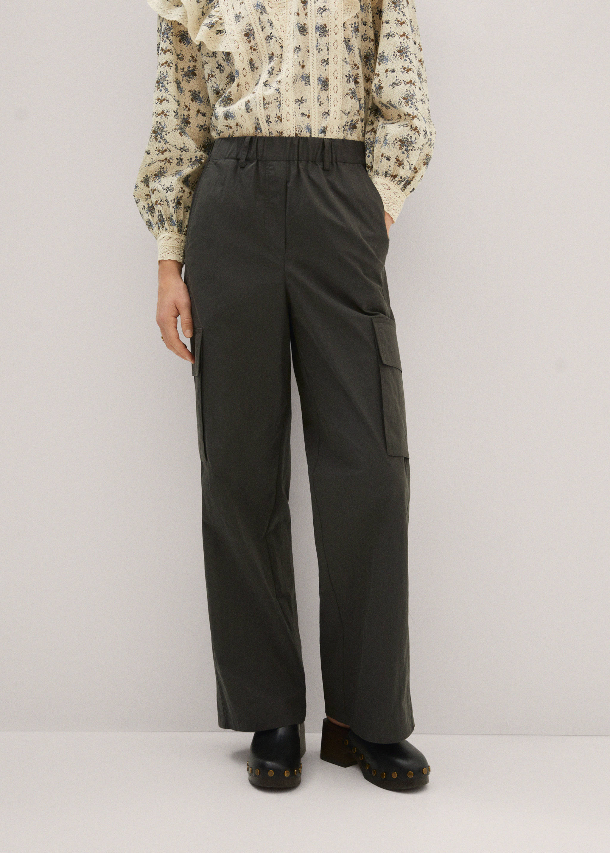 Брюки-карго с карманами - Средний план