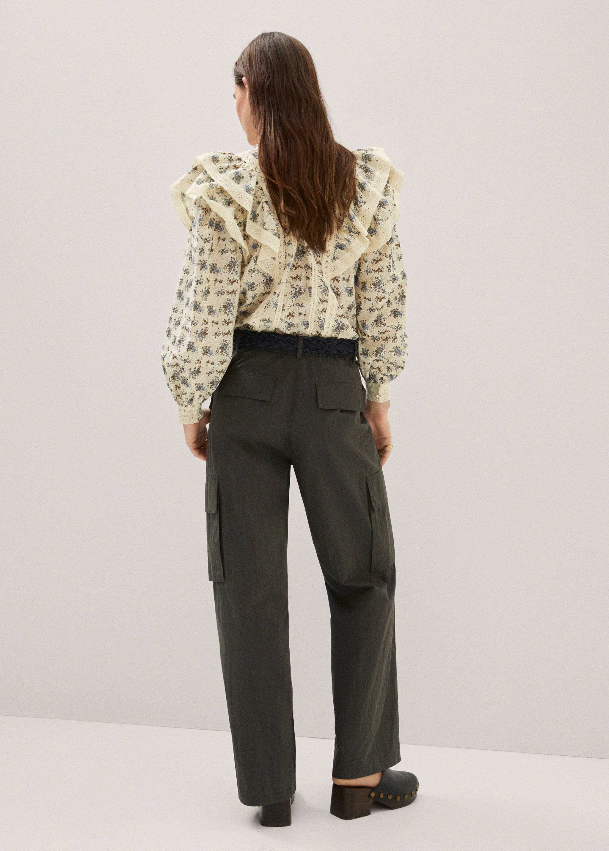 Брюки-карго с карманами - Обратная сторона изделия