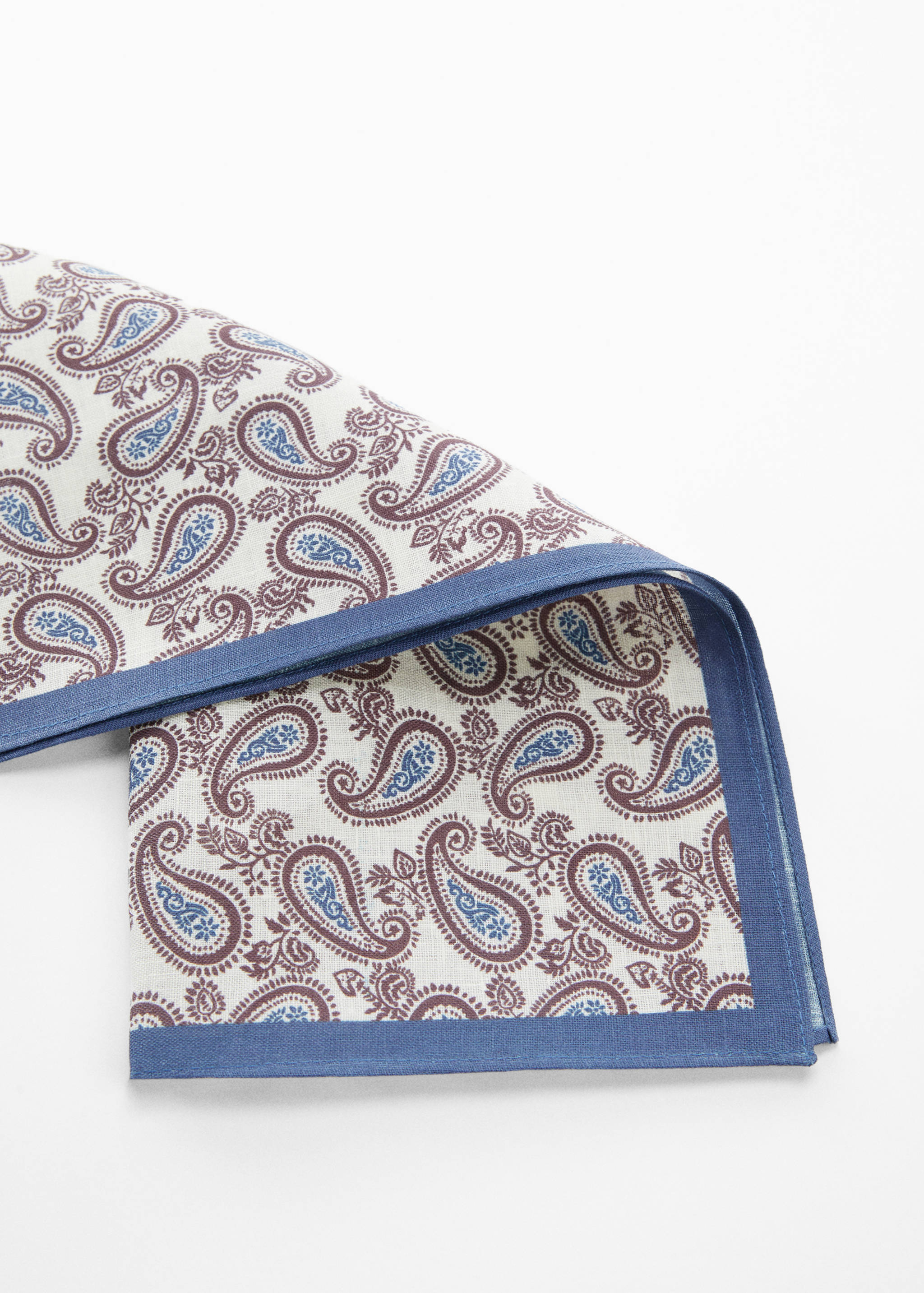 Pochette costume - Plan moyen