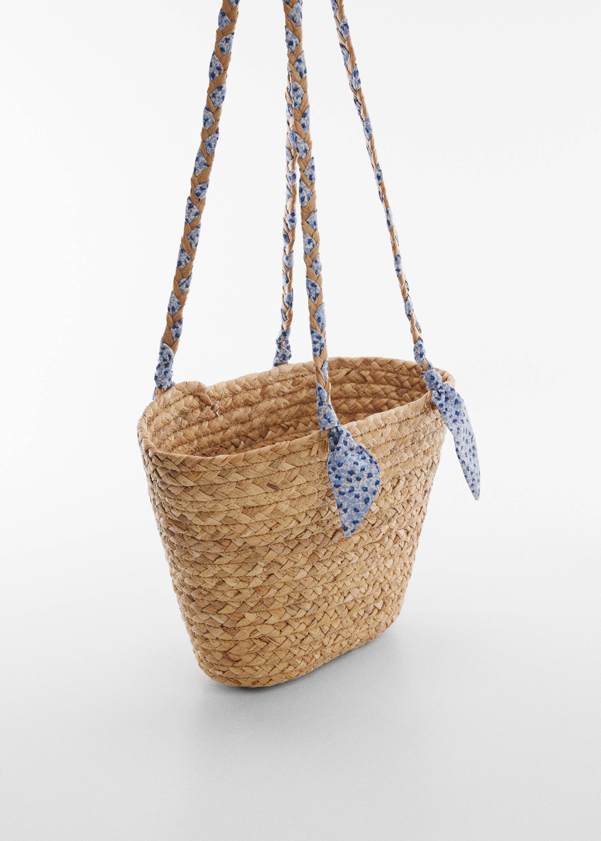 Соломенная сумка-торба - Средний план