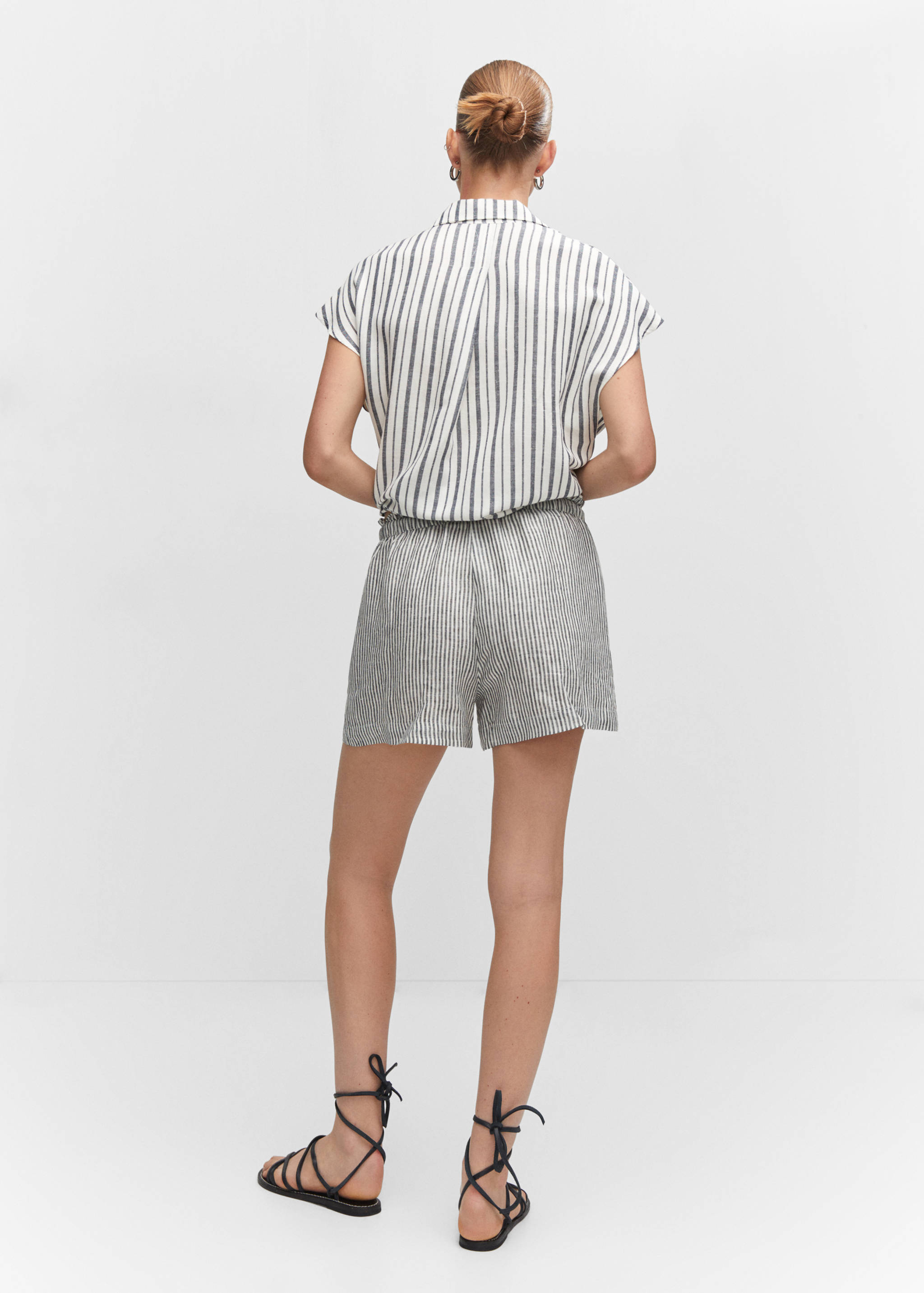 Linen shorts with drawstring - Reverse of the article