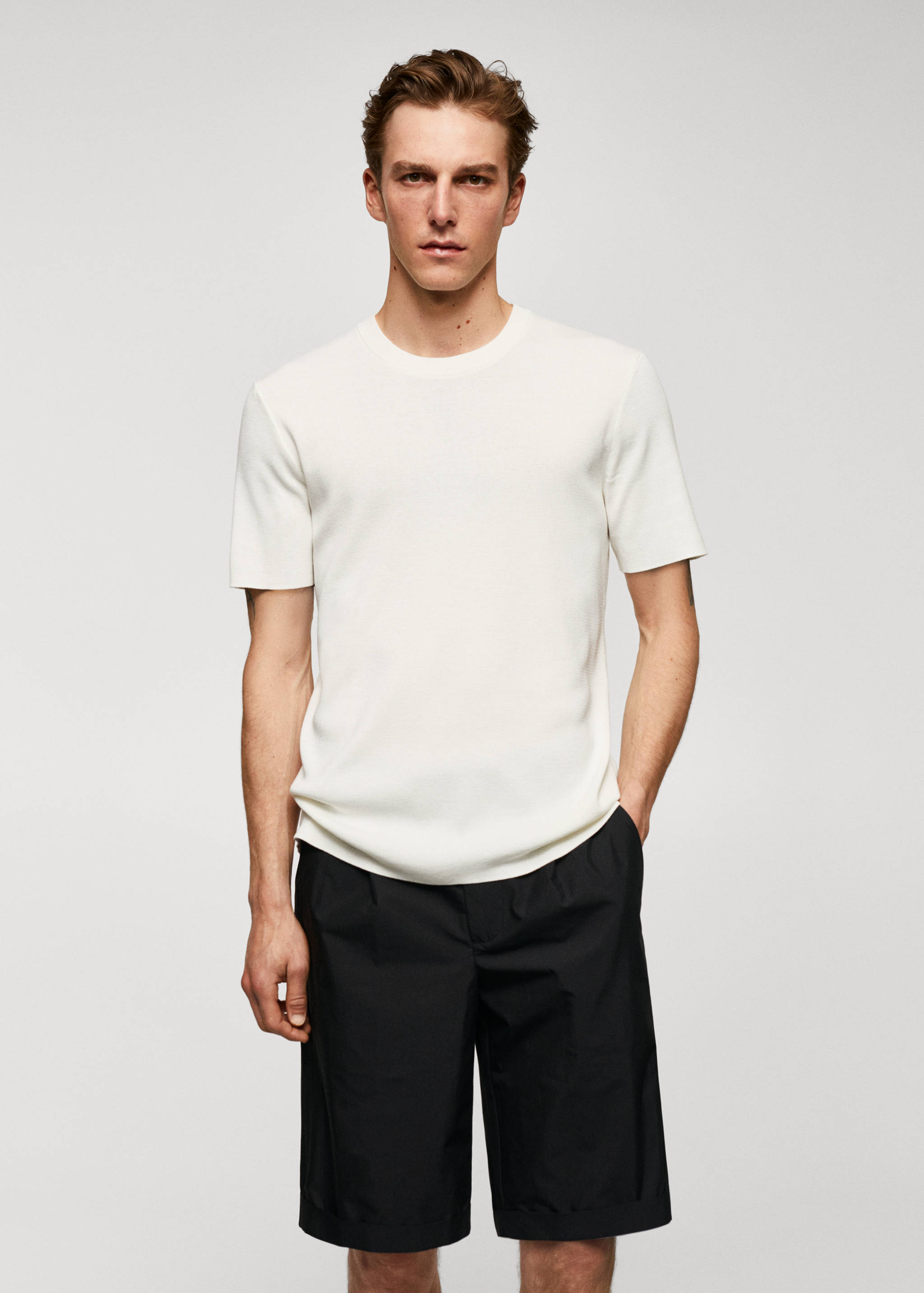 Футболка из тонкого трикотажа - Средний план