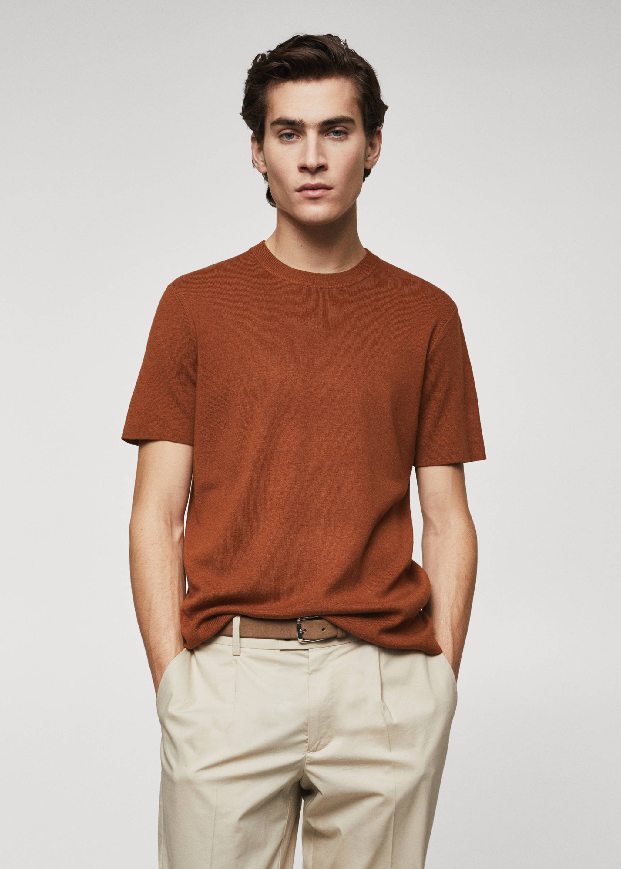 Футболка из тонкого трикотажа - Средний план