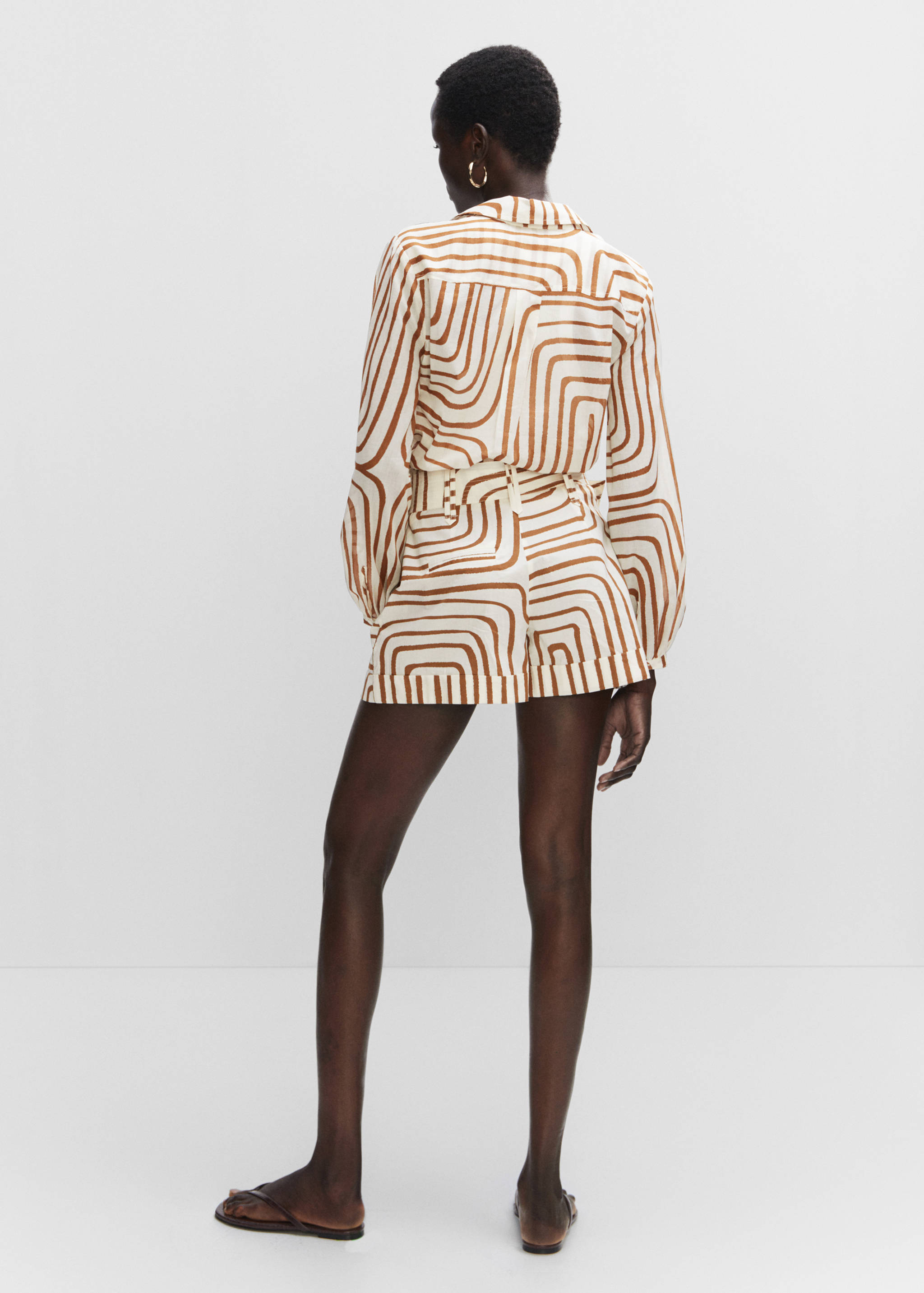 Printed shorts with belt - Reverse of the article