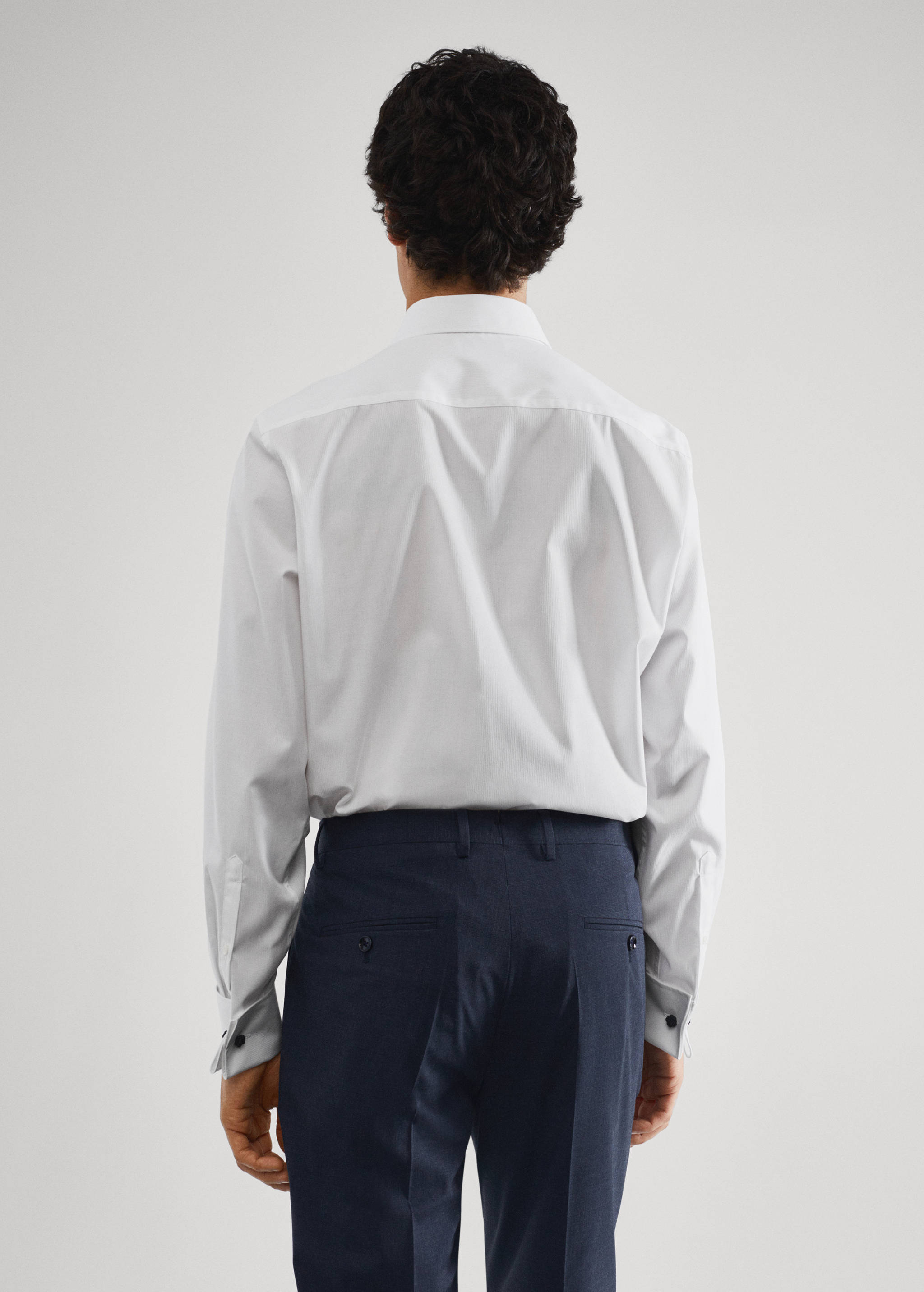 Chemise costume regular fit boutons de manchette - Verso de l’article