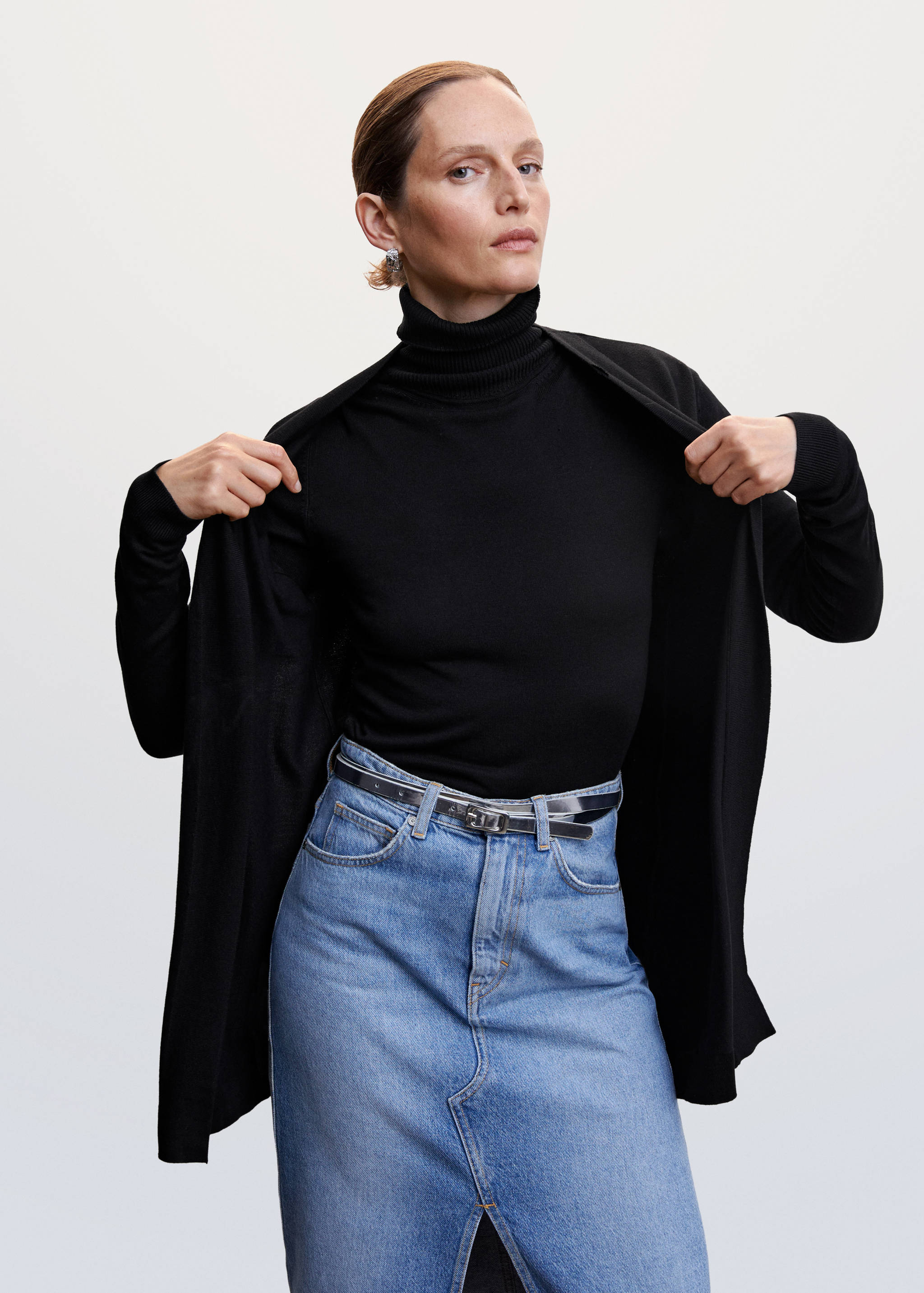 Кардиган из тонкого трикотажа - Средний план