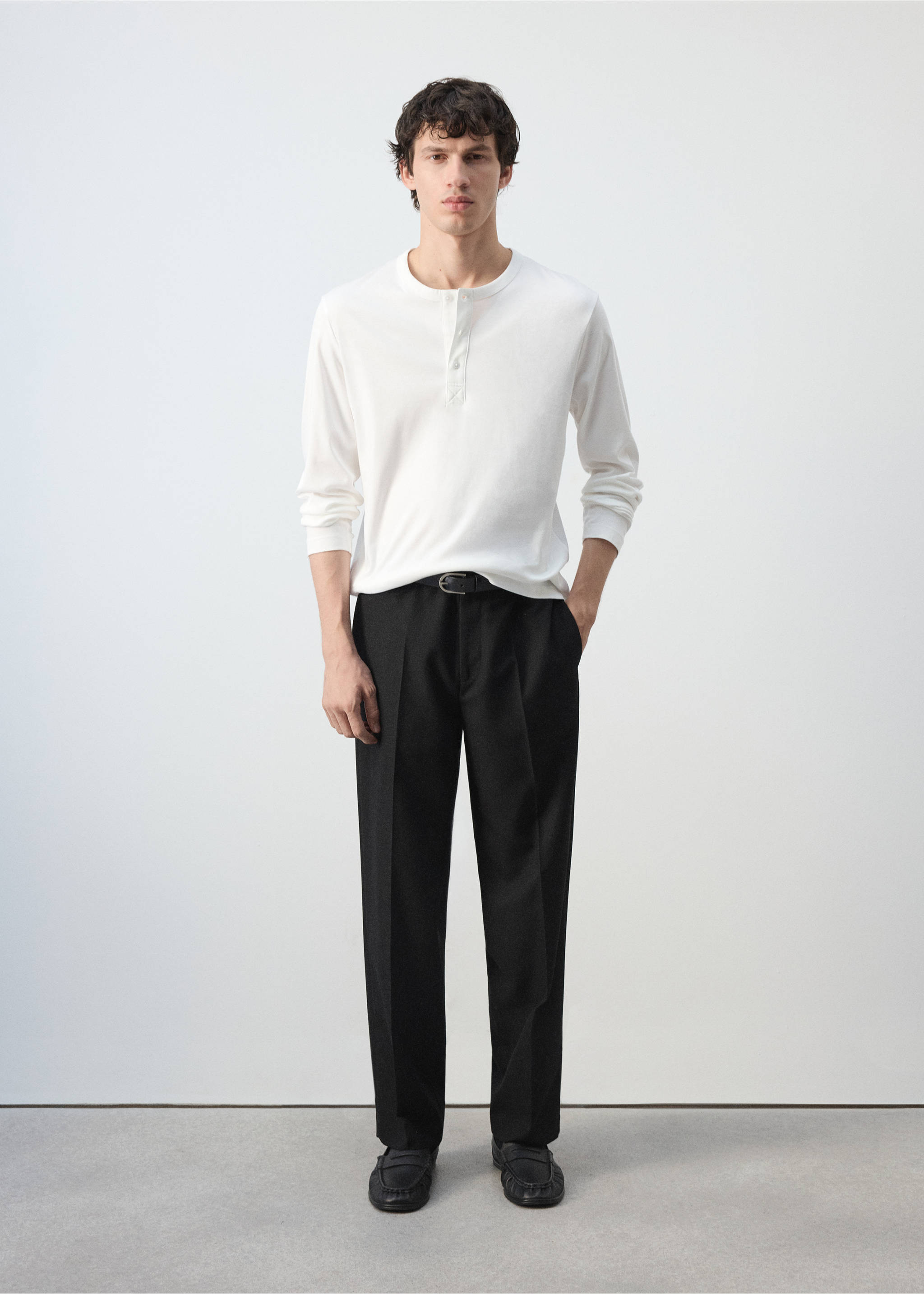 Camiseta blanca de manga larga con tira de botones, combinada con pantalones negros., Blanco. Ref: 47091350-00.