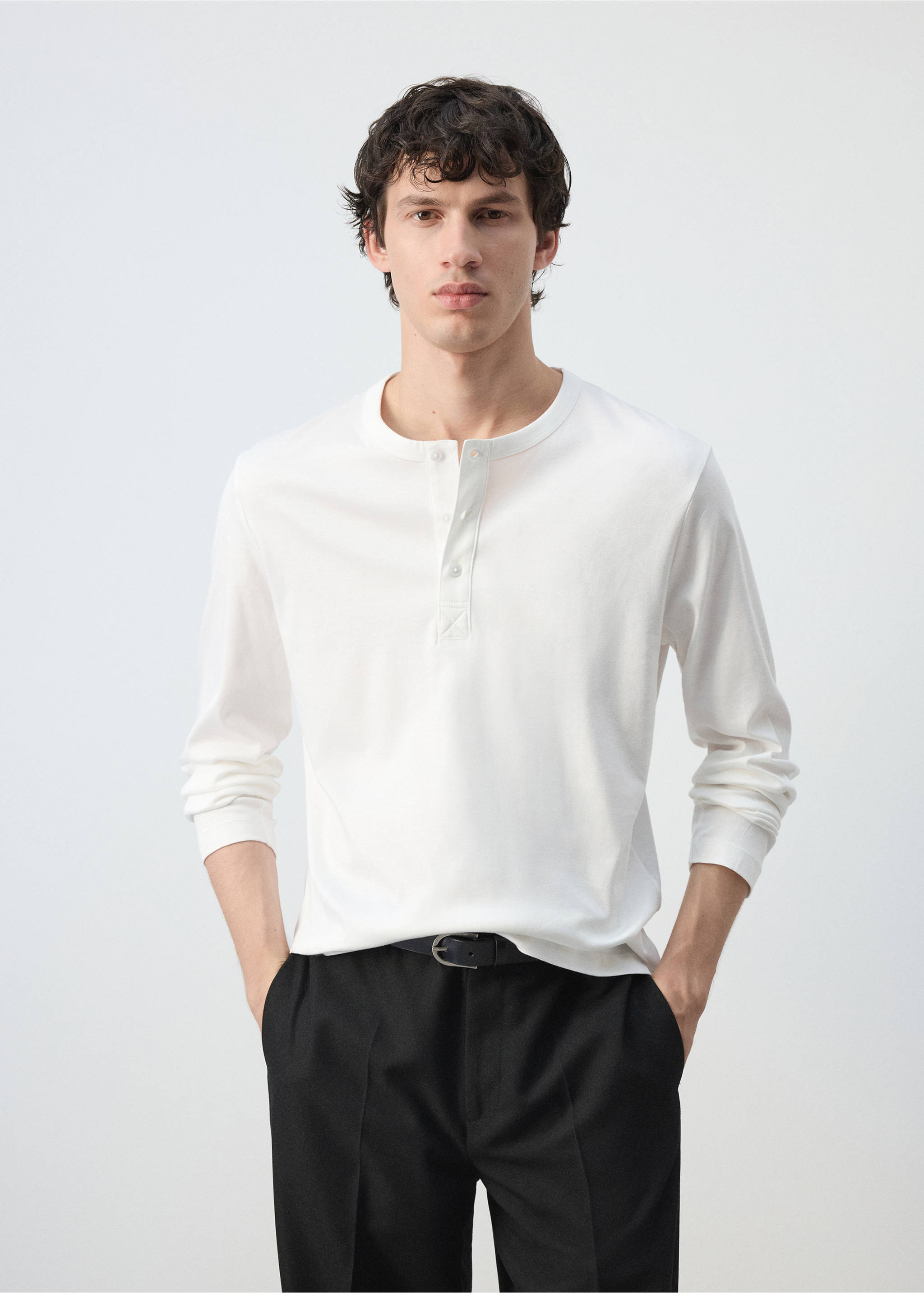 Camiseta blanca de manga larga con tapeta de botones y diseño relaxed fit., Blanco. Ref: 47091350-00.
