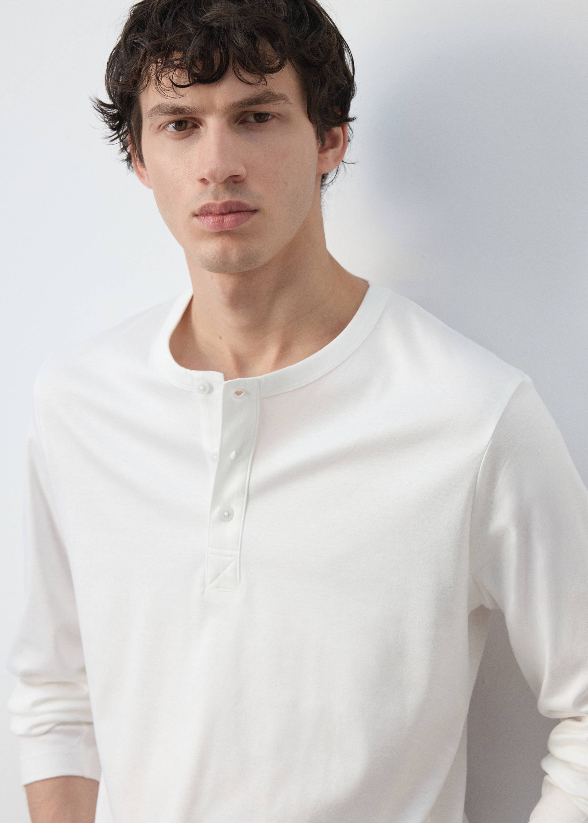 Camiseta blanca de manga larga con tira de botones en un modelo., Blanco. Ref: 47091350-00.