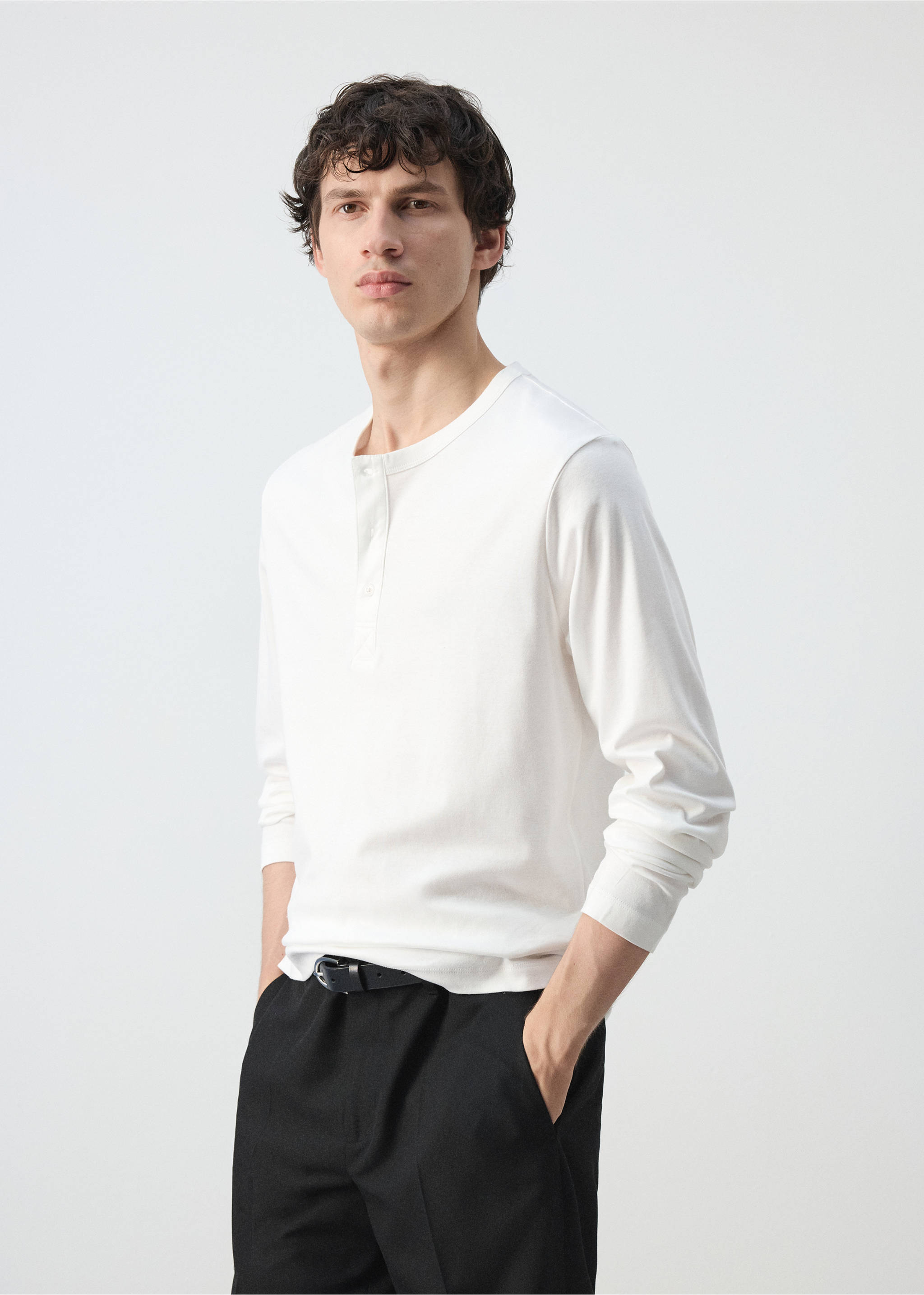 Camiseta blanca de manga larga con tira de botones, combinada con pantalones negros., Blanco. Ref: 47091350-00.