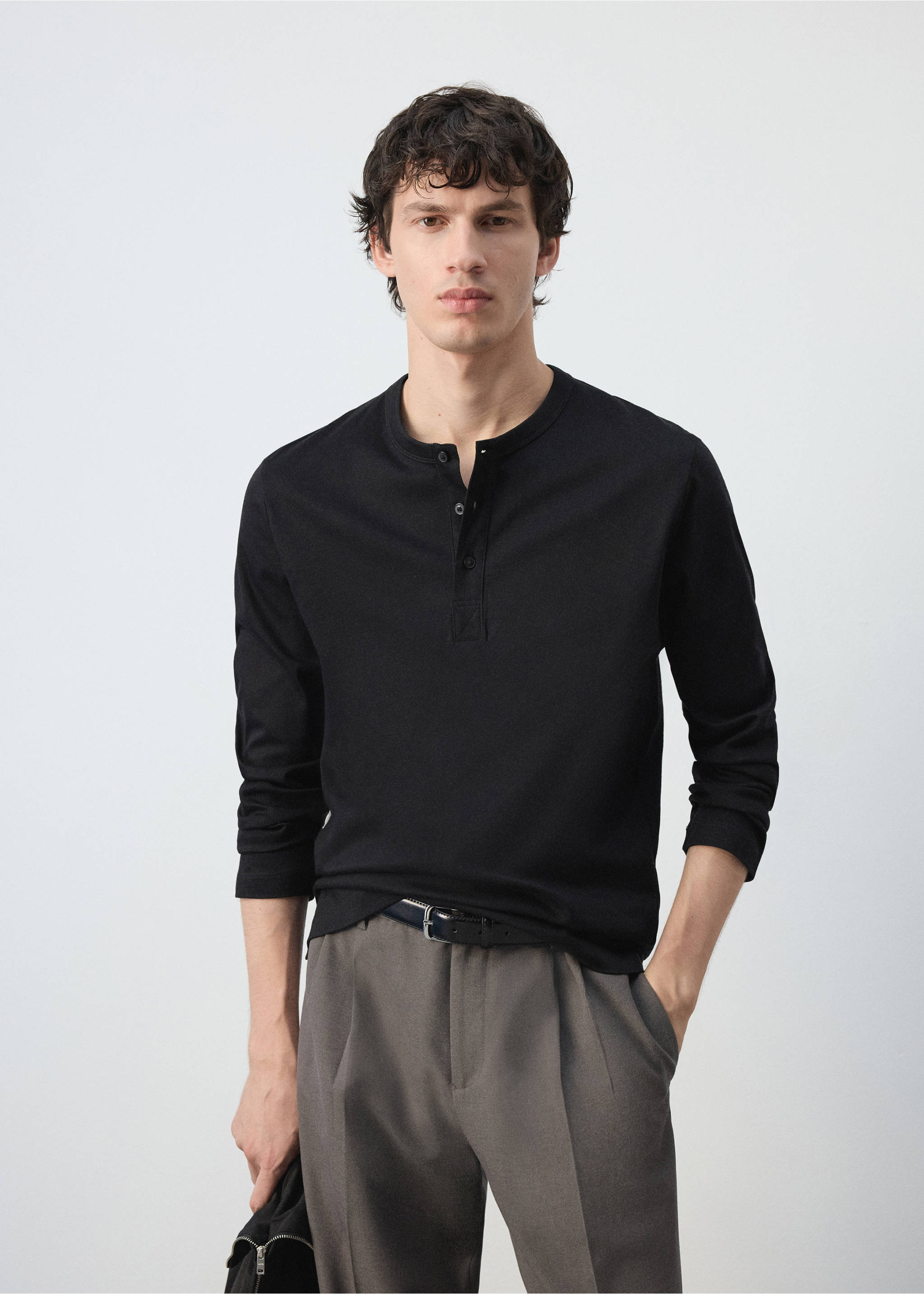 Black long-sleeved henley t-shirt with a buttoned placket., Black. Ref: 47091350-00.