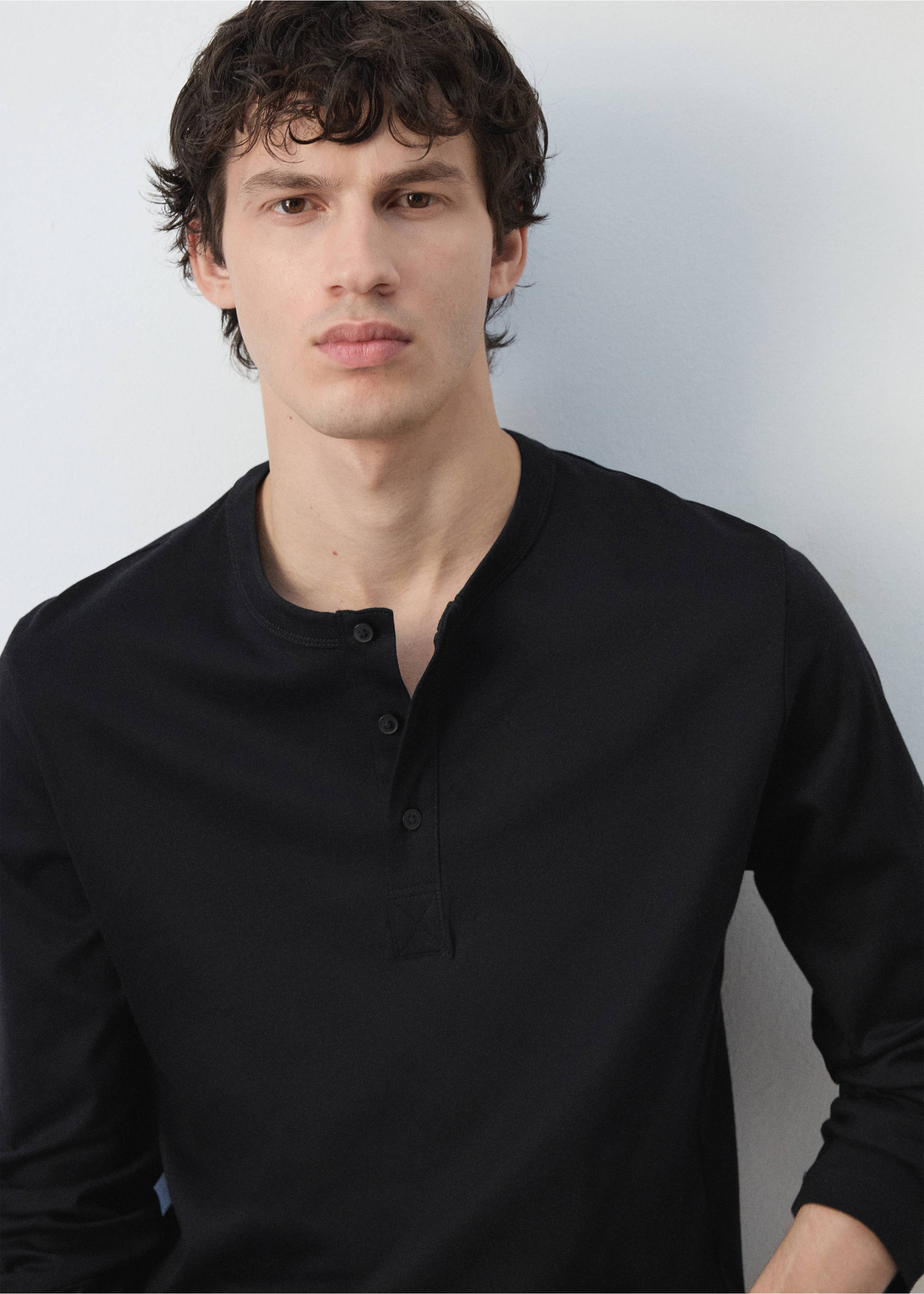Black long-sleeved henley t-shirt with a buttoned placket., Black. Ref: 47091350-00.