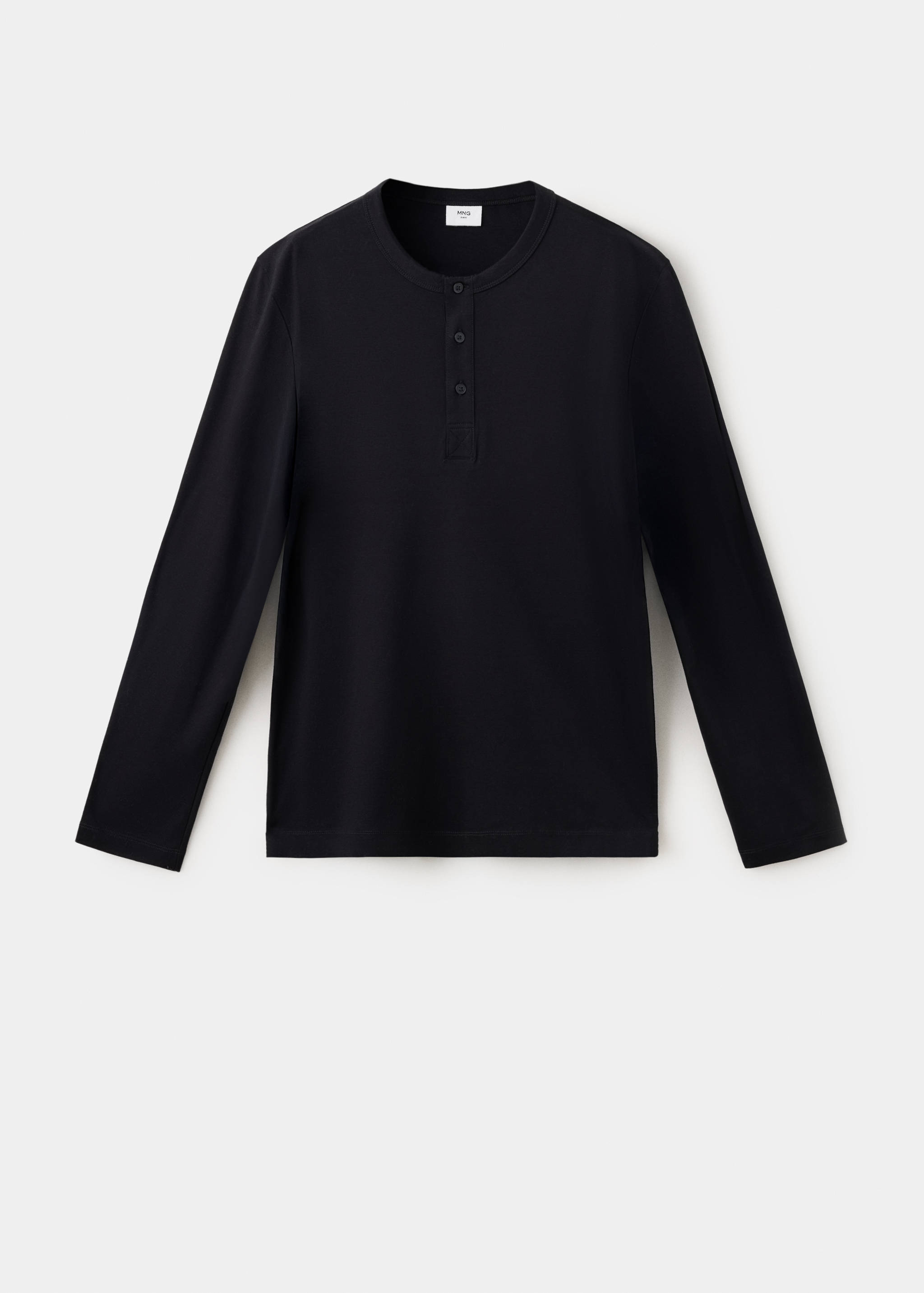 Camiseta negra de manga larga con tira de botones.