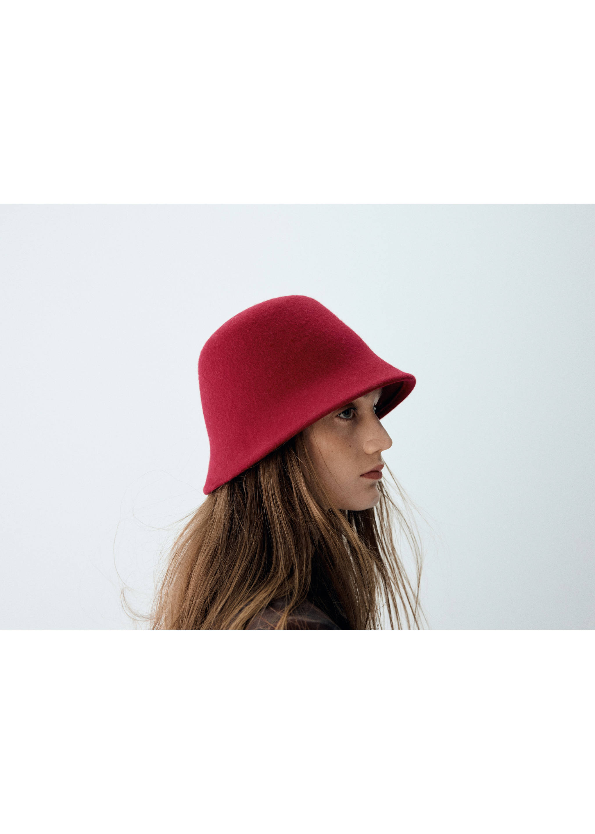 Dark red bucket hat in a rounded silhouette., Red. Ref: 47091351-00.