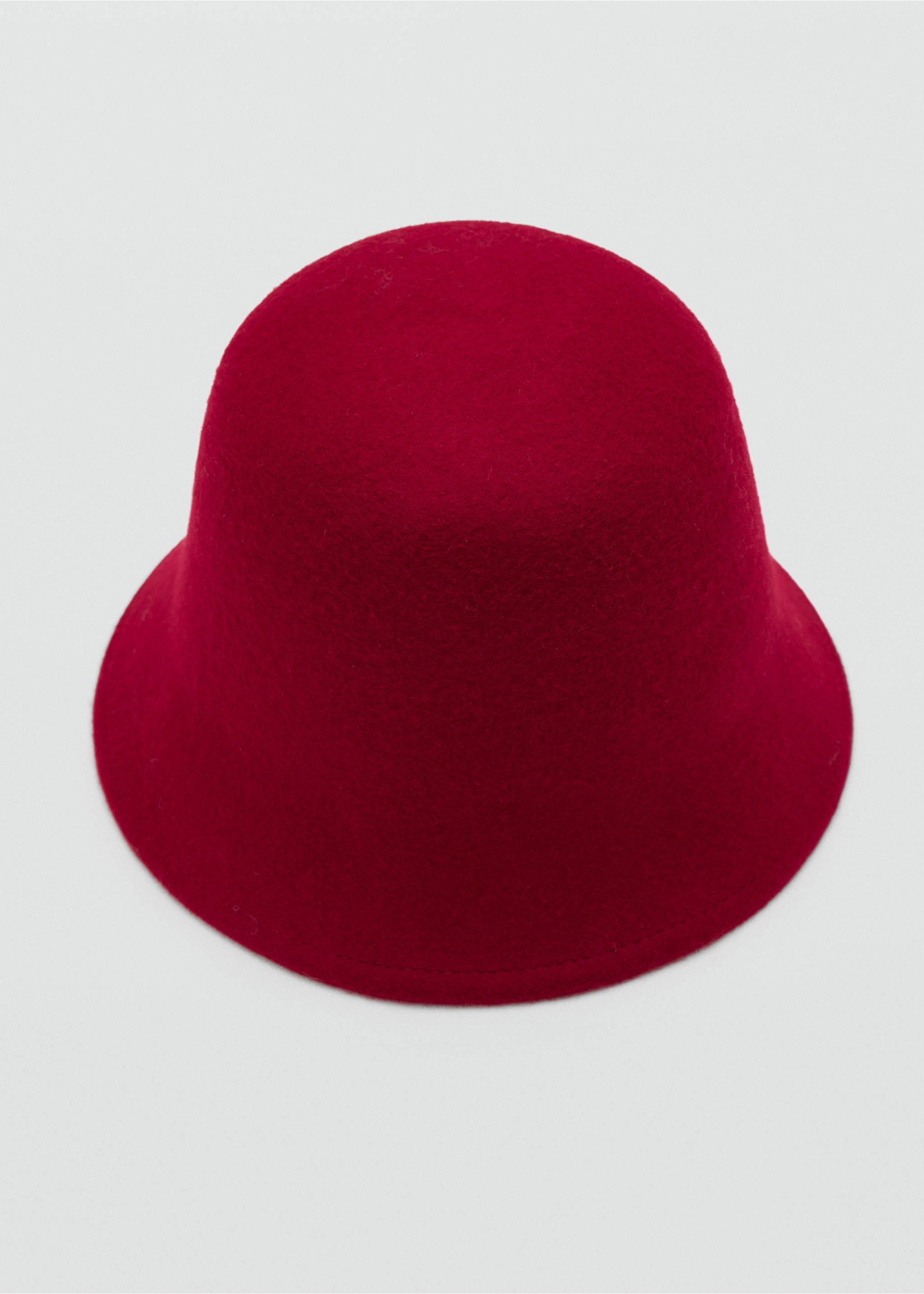 Red felt hat with a rounded crown and short downturned brim., Red. Ref: 47091351-00.