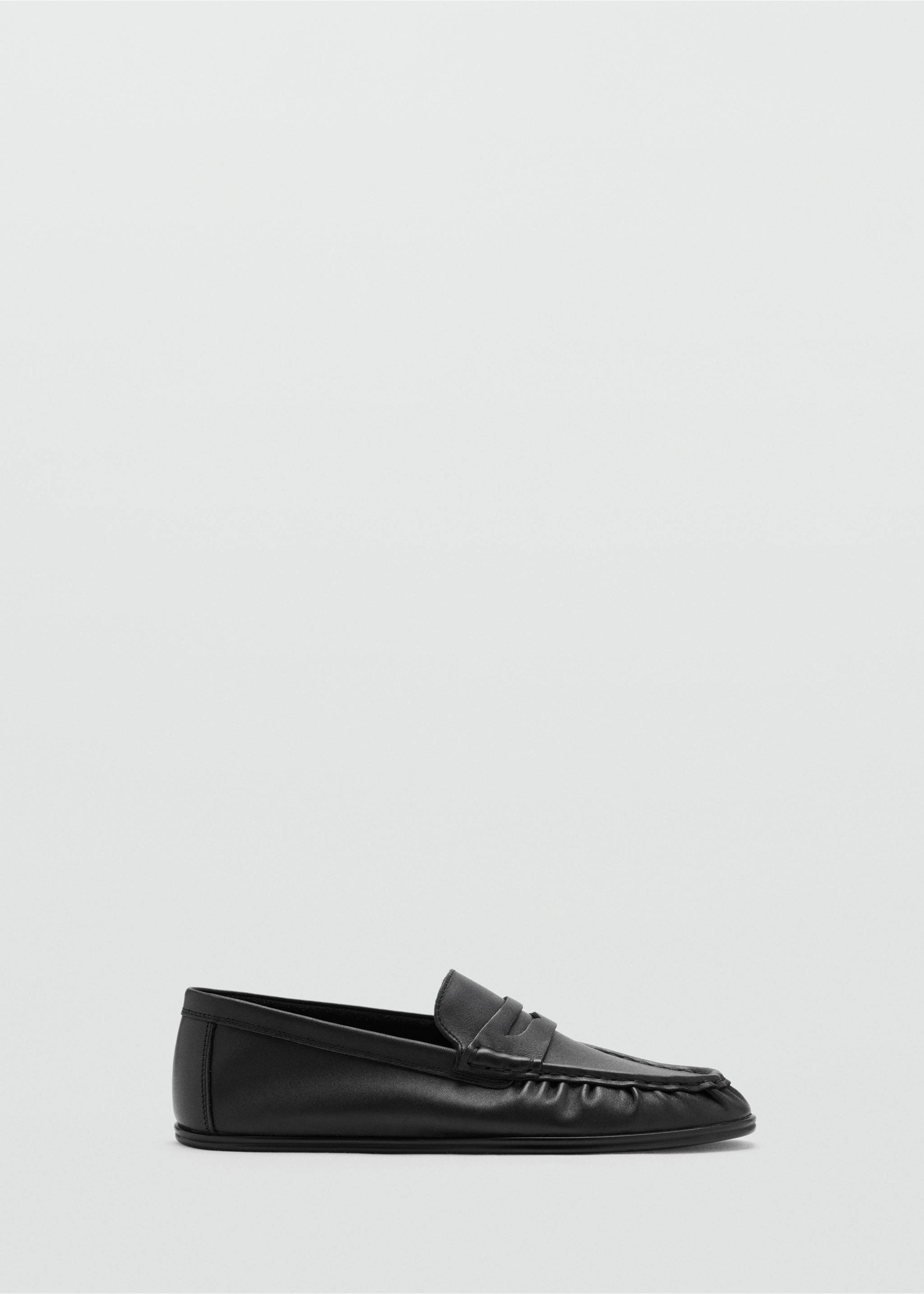 Black leather loafers with classic moc-toe construction and penny strap., Black. Ref: 47091370-00.