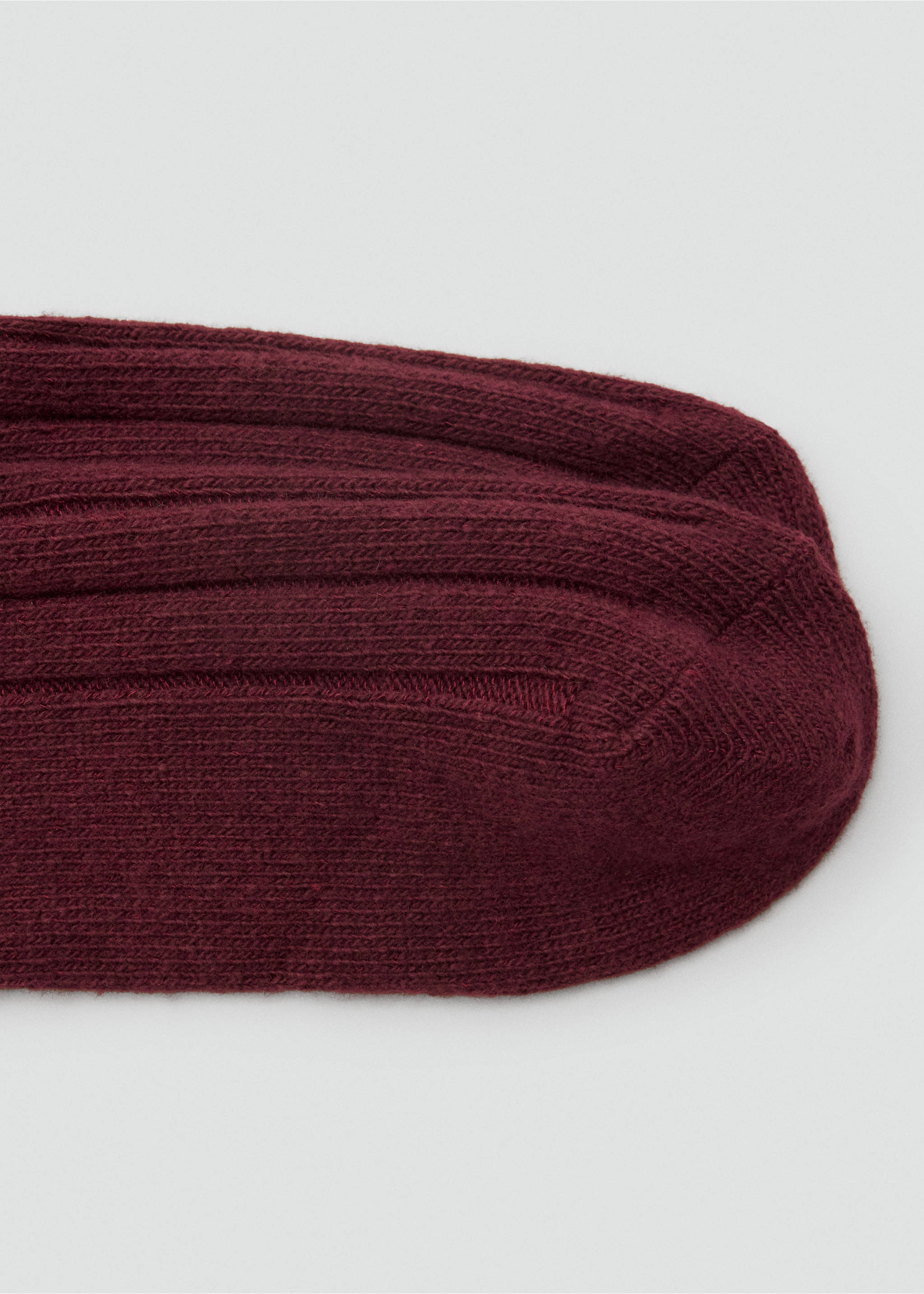 Close-up of a dark burgundy ribbed sock., Burgundy. Ref: 47091381-00.