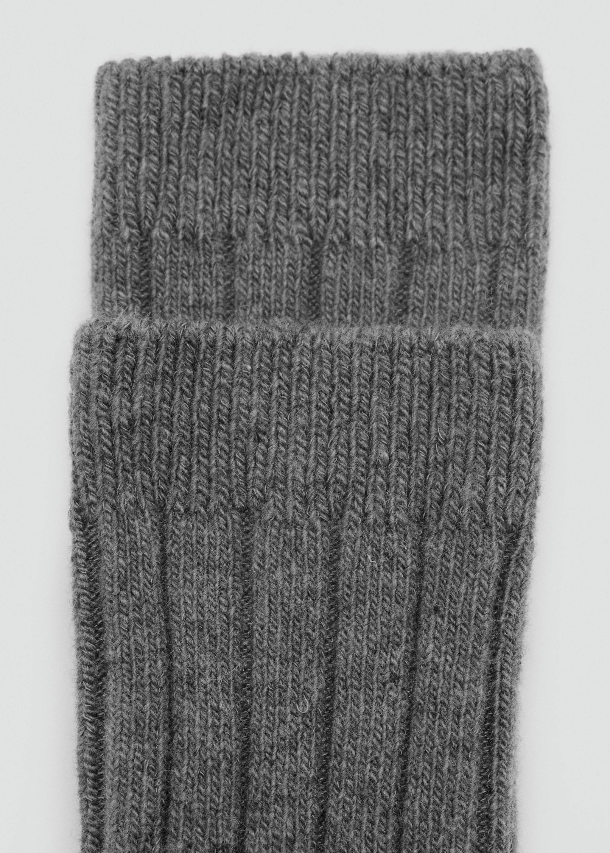 Primer plano de calcetines de punto canalé en gris.