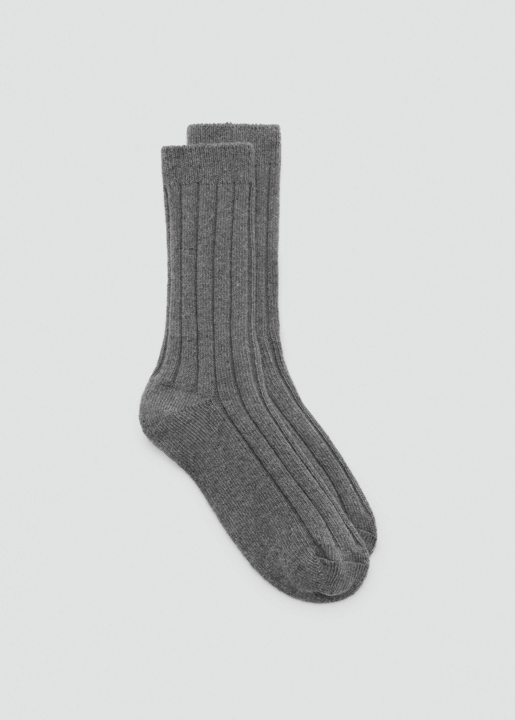 Calcetines de punto canalé en color gris.
