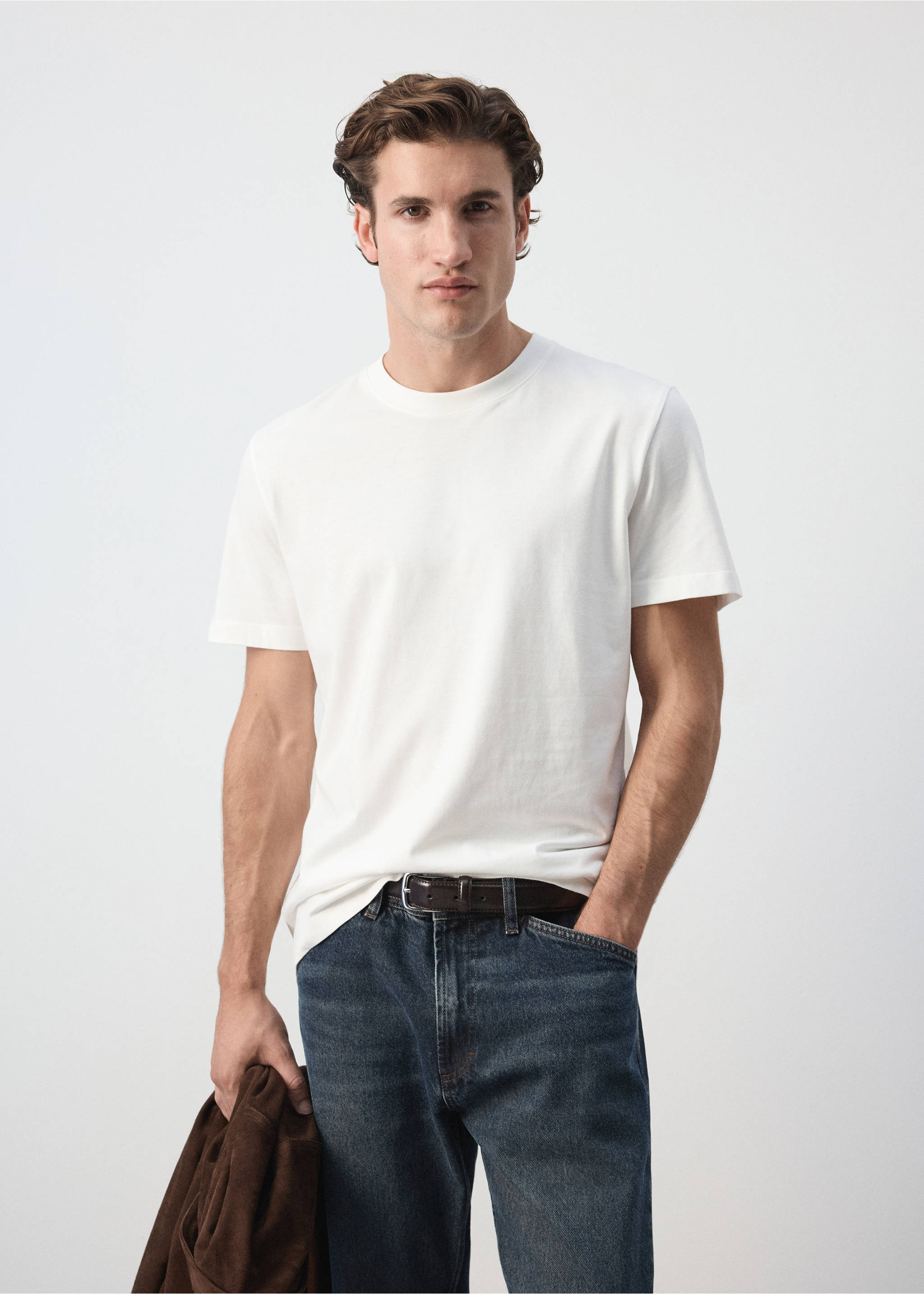 Plain white short-sleeved t-shirt with a round neckline., White. Ref: 47091412-00.