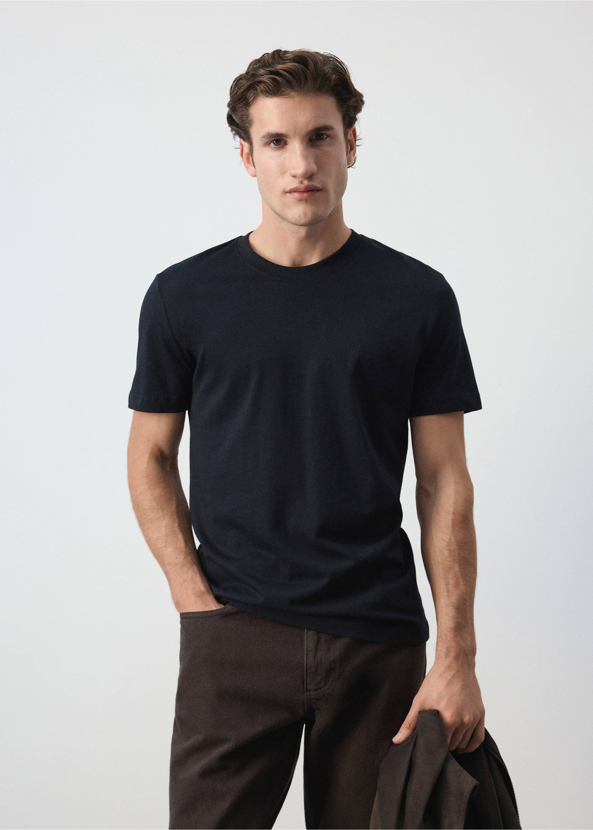 Navy blue short-sleeved t-shirt with a crew neckline., Navy. Ref: 47091412-00.
