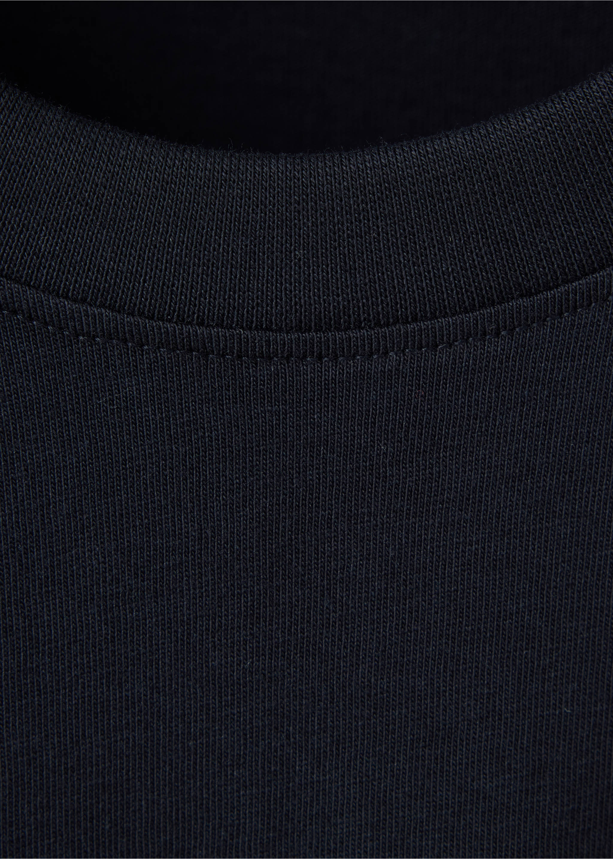 Close-up of a black t-shirt ribbed crew neckline., Navy. Ref: 47091412-00.