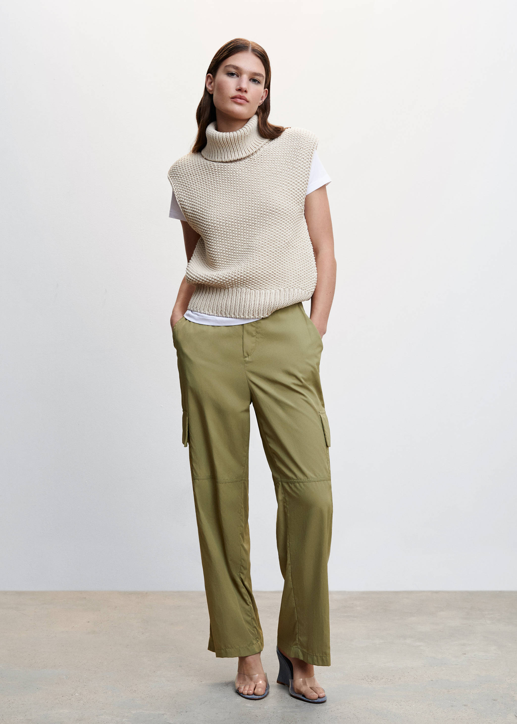 Брюки-карго с карманами - Общий план